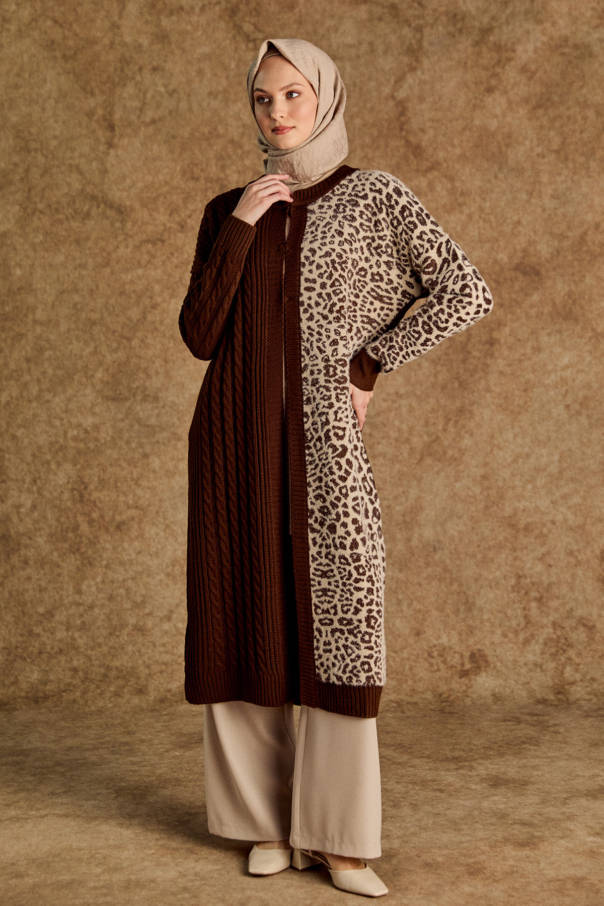 Leopar Desenli Agraf Kopçalı Uzun Triko Hırka