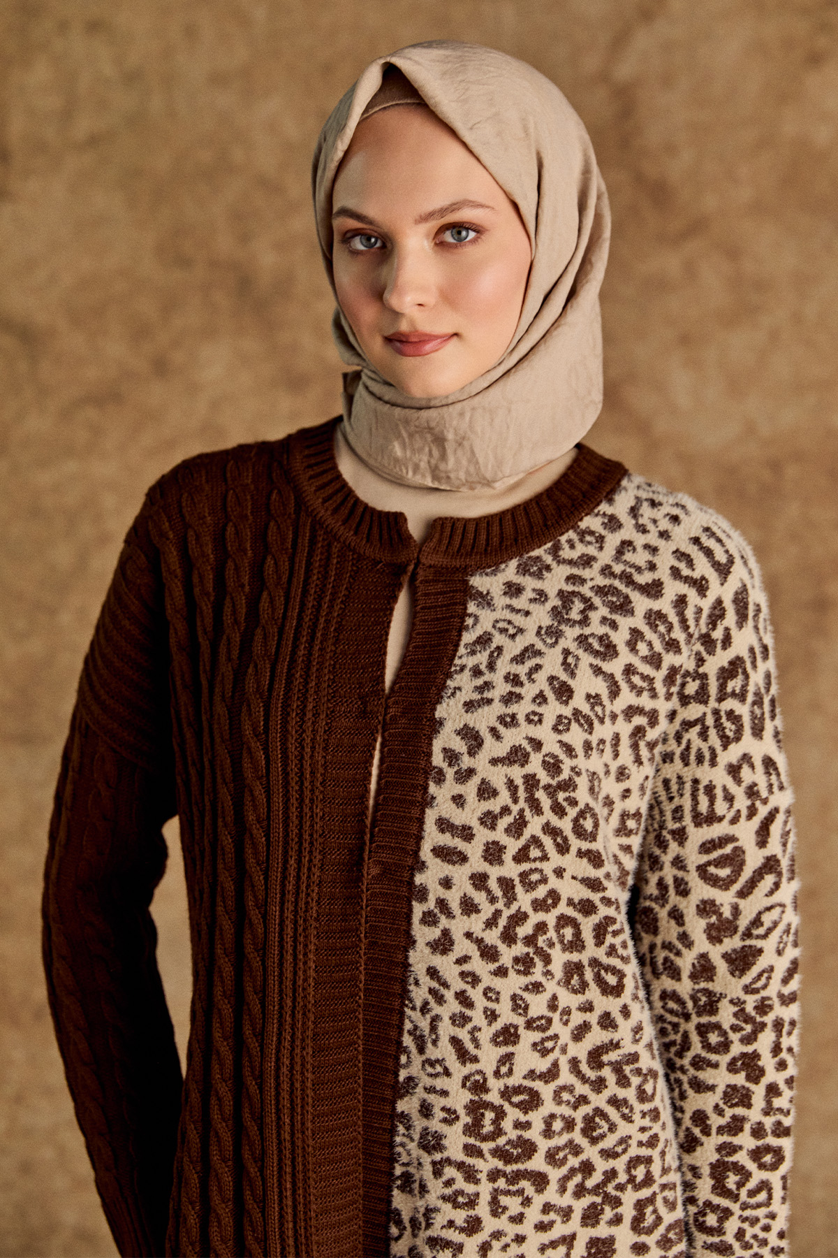 Leopar Desenli Agraf Kopçalı Uzun Triko Hırka