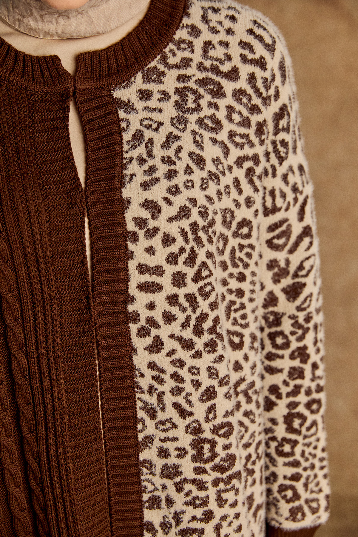 Leopar Desenli Agraf Kopçalı Uzun Triko Hırka