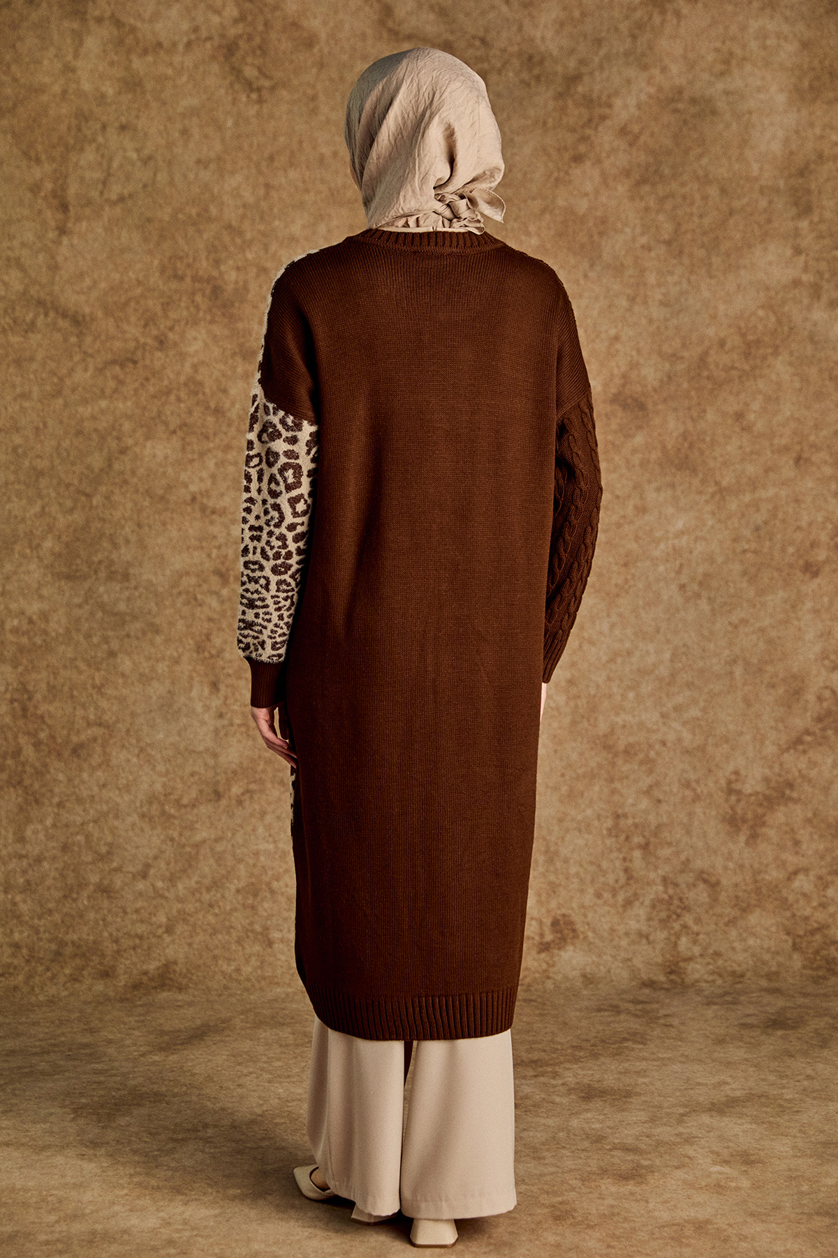 Leopar Desenli Agraf Kopçalı Uzun Triko Hırka