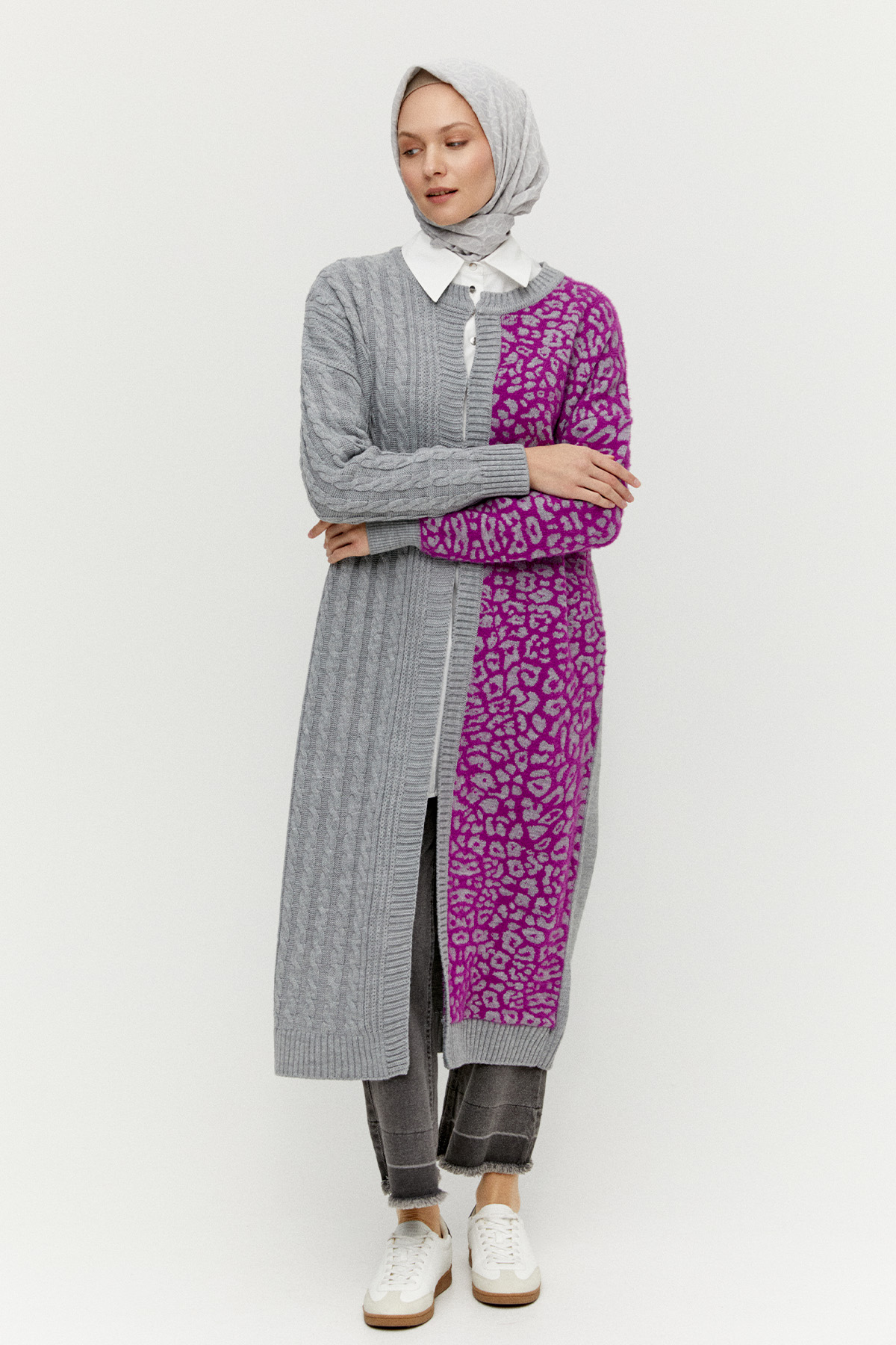 Leopar Desenli Agraf Kopçalı Uzun Triko Hırka