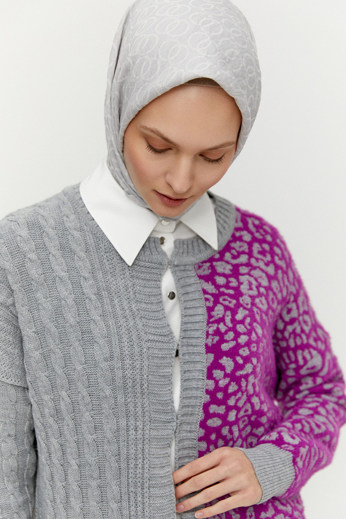 Leopar Desenli Agraf Kopçalı Uzun Triko Hırka