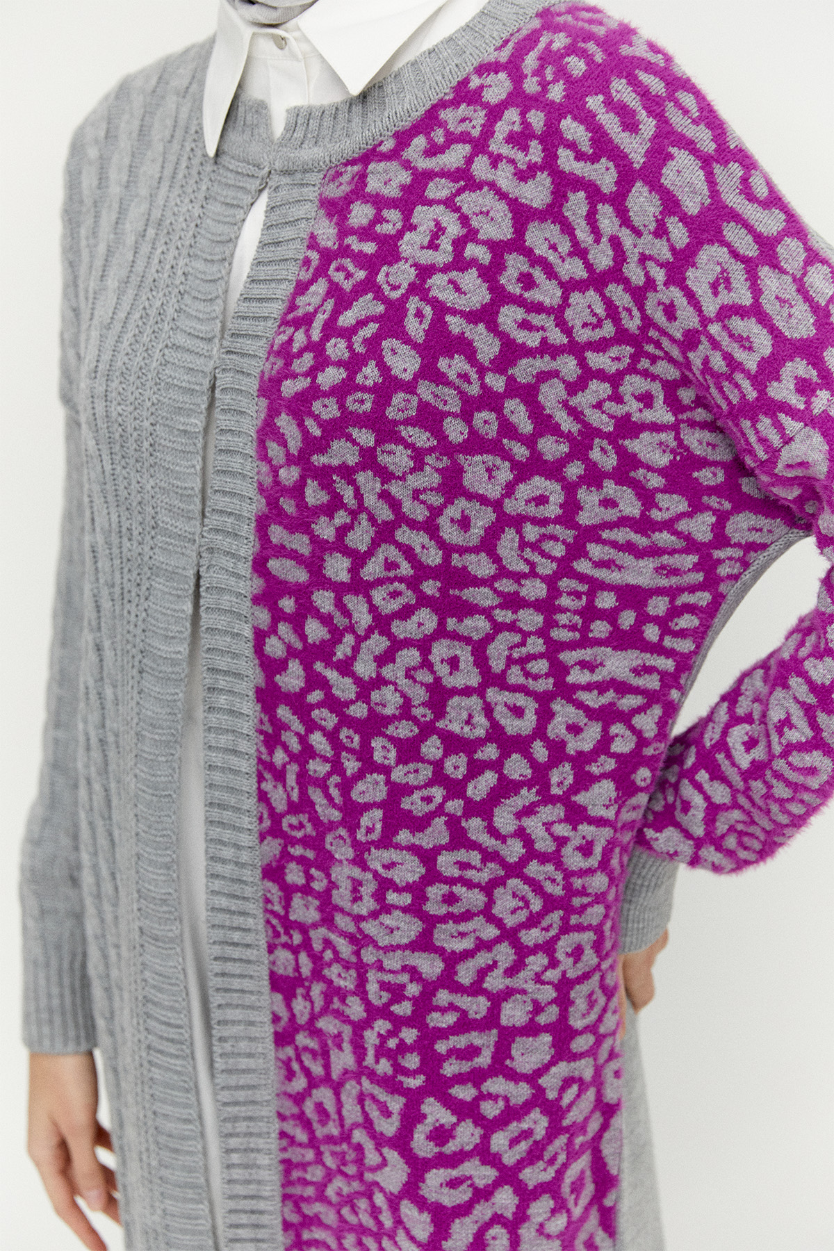 Leopar Desenli Agraf Kopçalı Uzun Triko Hırka