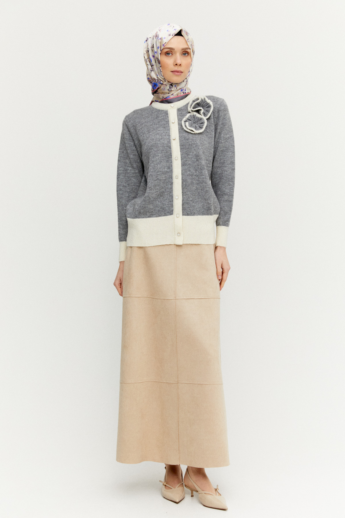 Çiçek Aplikeli Çift Renkli Süs Düğmeli Triko Bluz, Tesettür Giyim