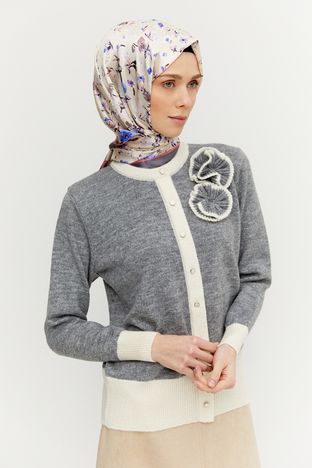 Çiçek Aplikeli Çift Renkli Süs Düğmeli Triko Bluz, Tesettür Giyim