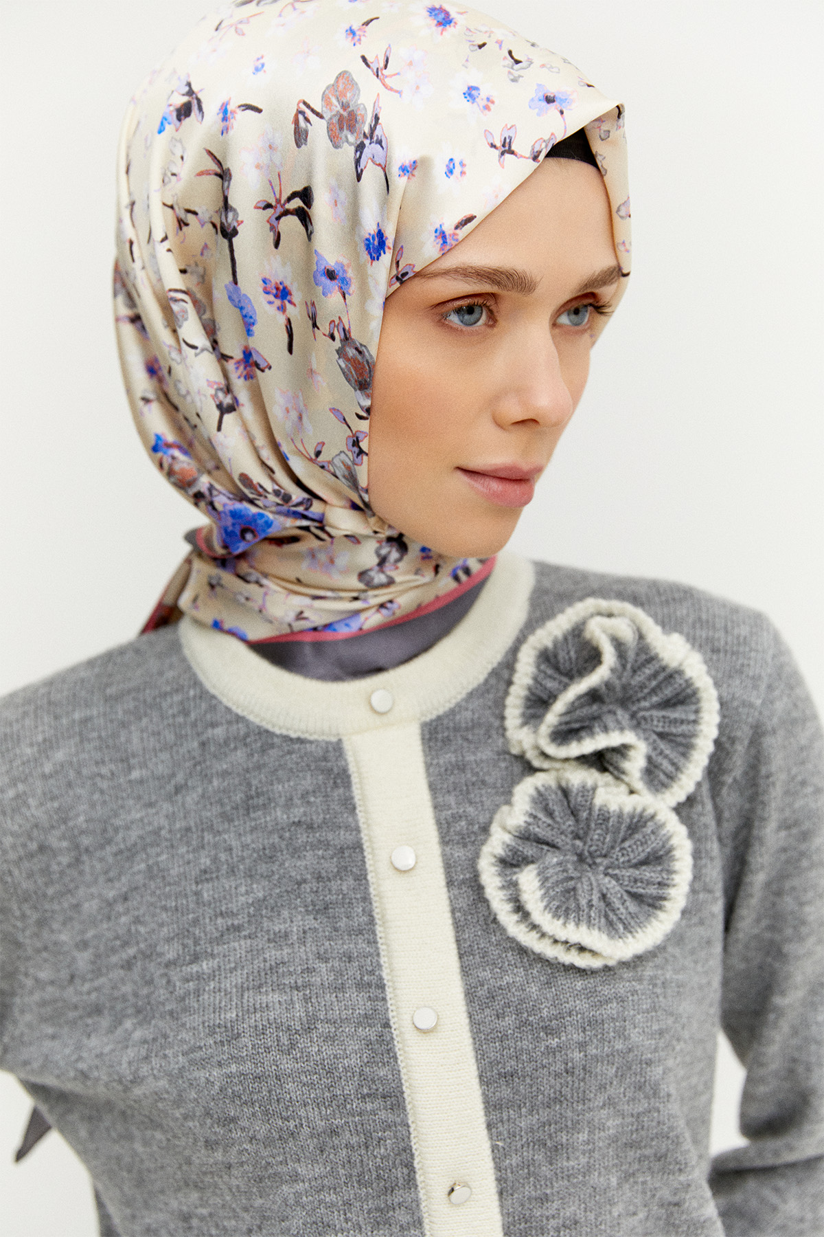 Çiçek Aplikeli Çift Renkli Süs Düğmeli Triko Bluz, Tesettür Giyim