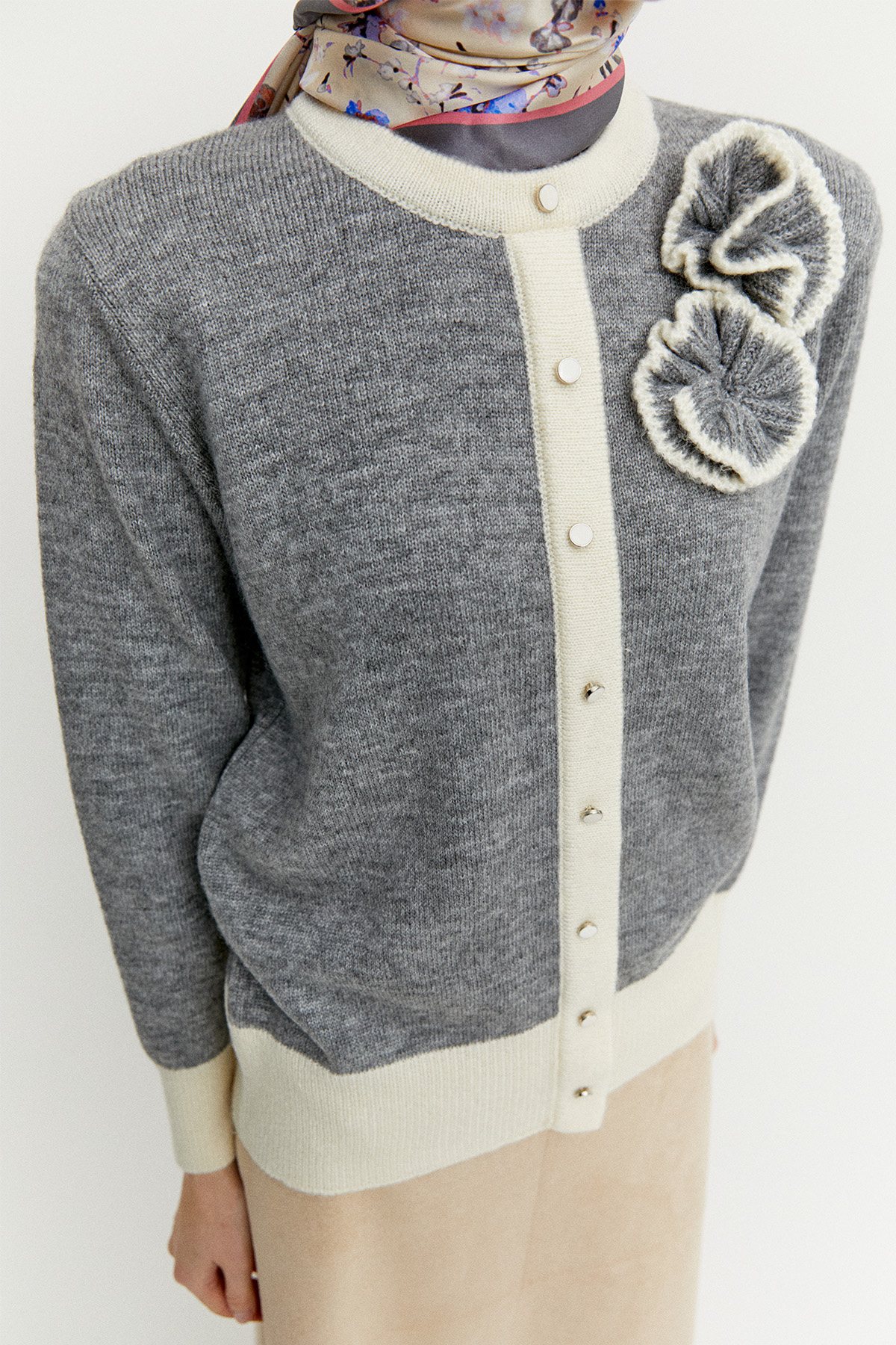 Çiçek Aplikeli Çift Renkli Süs Düğmeli Triko Bluz, Tesettür Giyim