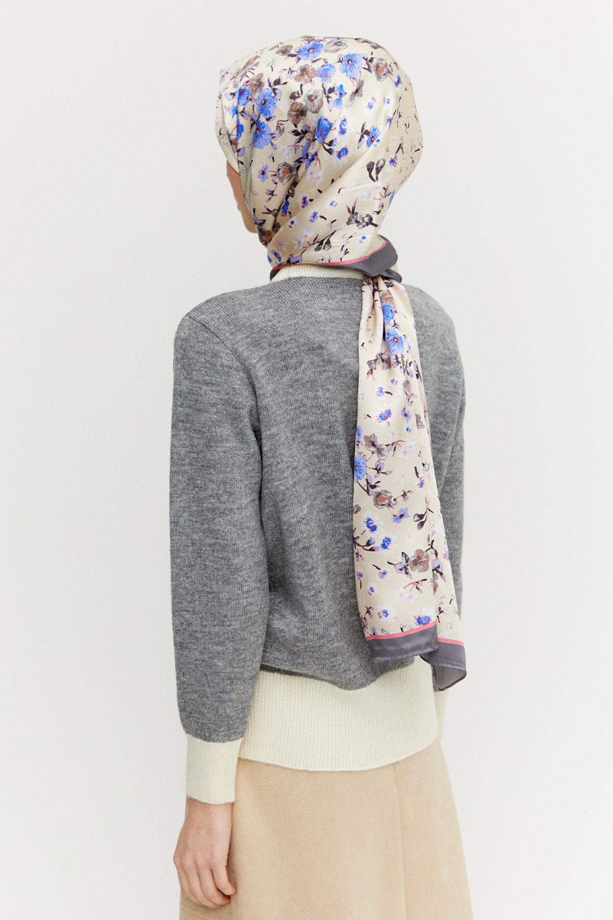 Çiçek Aplikeli Çift Renkli Süs Düğmeli Triko Bluz, Tesettür Giyim