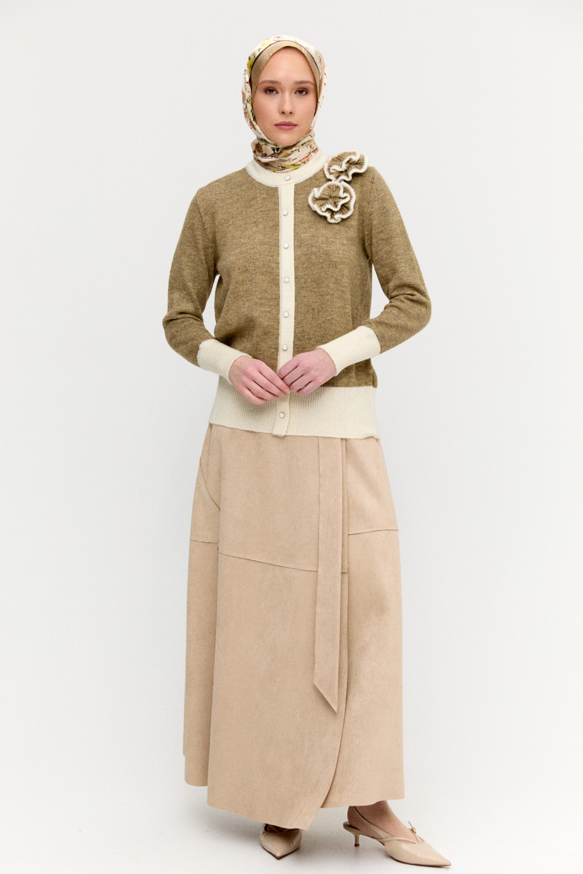 Çiçek Aplikeli Çift Renkli Süs Düğmeli Triko Bluz, Tesettür Giyim