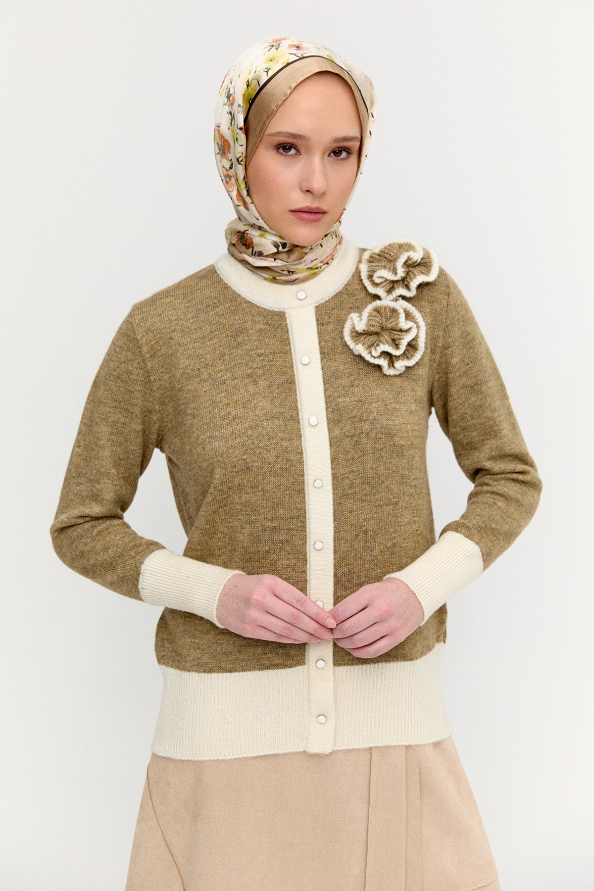 Çiçek Aplikeli Çift Renkli Süs Düğmeli Triko Bluz, Tesettür Giyim
