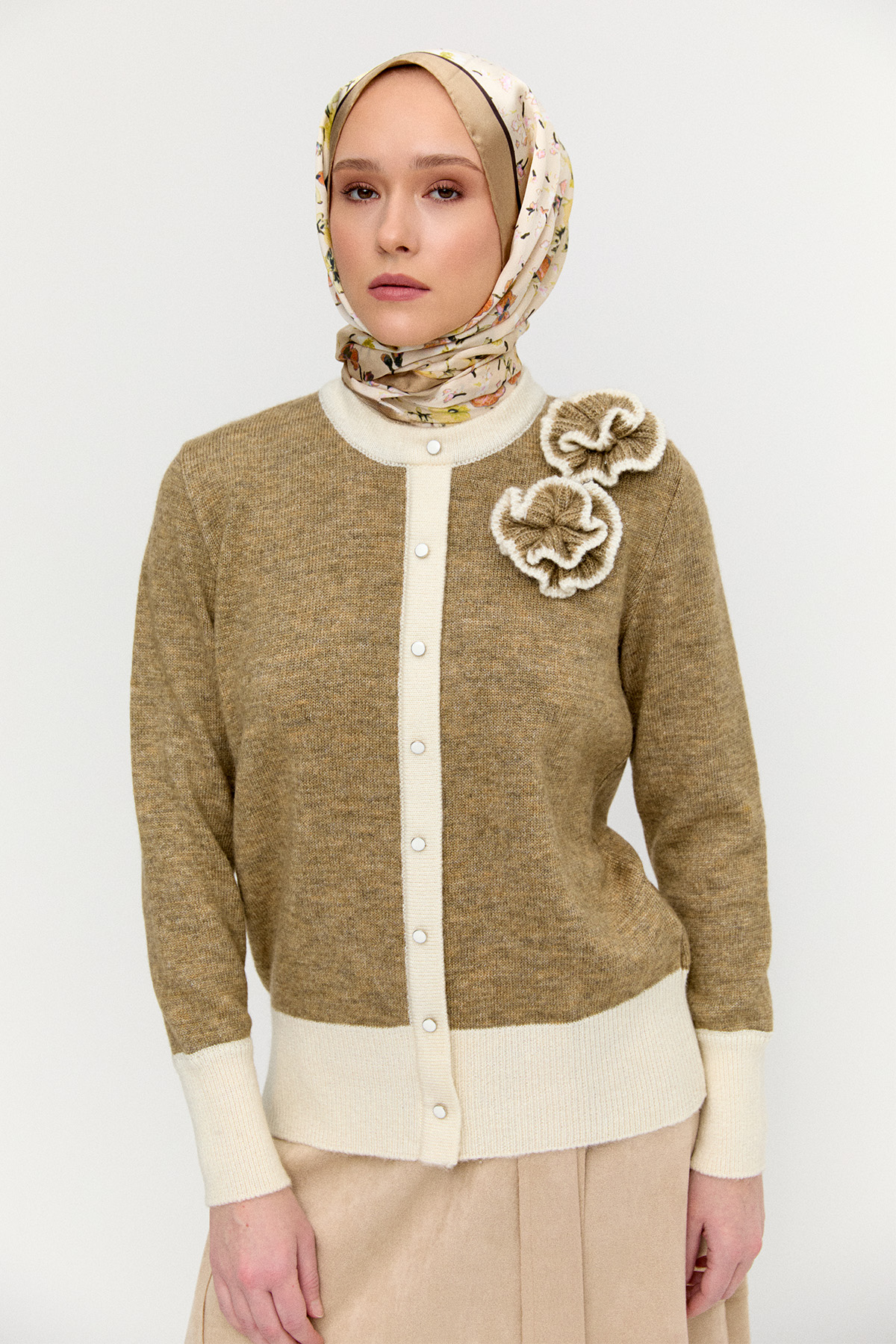 Çiçek Aplikeli Çift Renkli Süs Düğmeli Triko Bluz, Tesettür Giyim