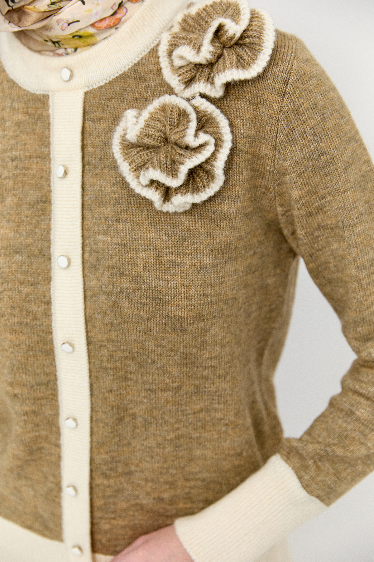 Çiçek Aplikeli Çift Renkli Süs Düğmeli Triko Bluz, Tesettür Giyim