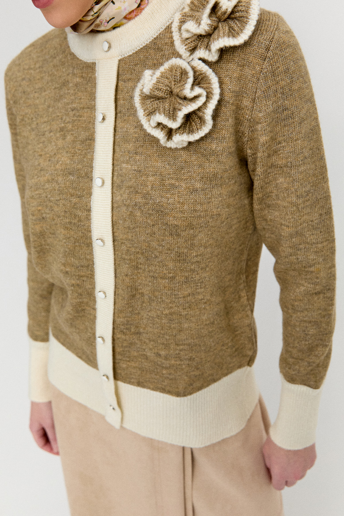 Çiçek Aplikeli Çift Renkli Süs Düğmeli Triko Bluz, Tesettür Giyim