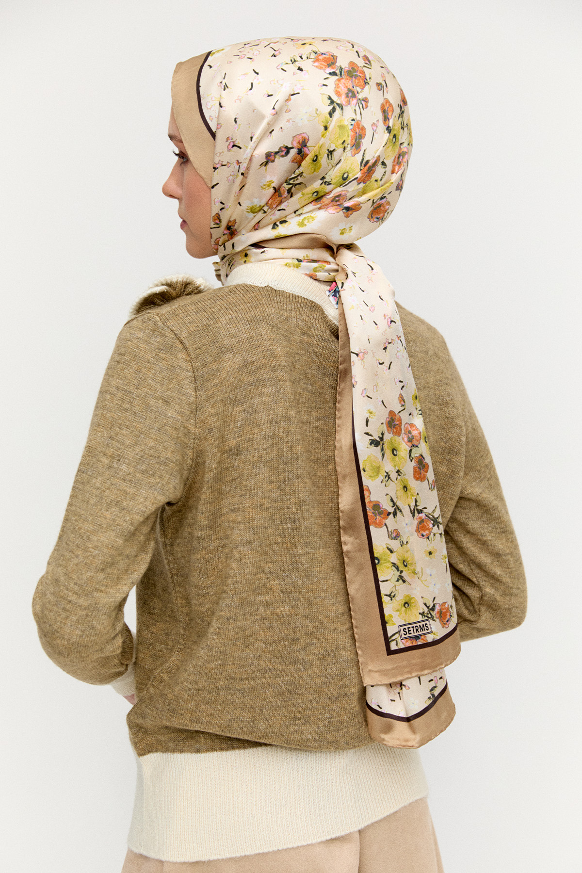 Çiçek Aplikeli Çift Renkli Süs Düğmeli Triko Bluz, Tesettür Giyim