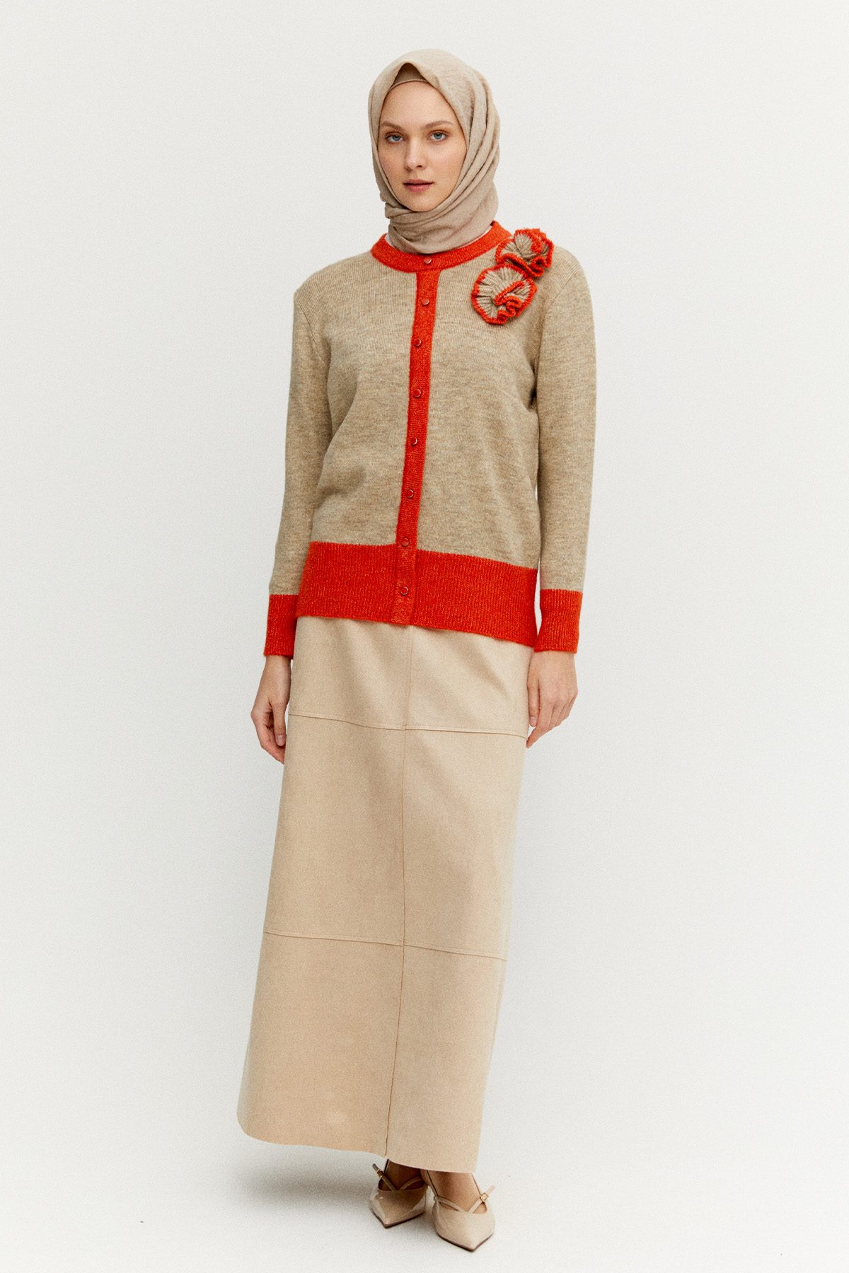 Çiçek Aplikeli Çift Renkli Süs Düğmeli Triko Bluz, Tesettür Giyim