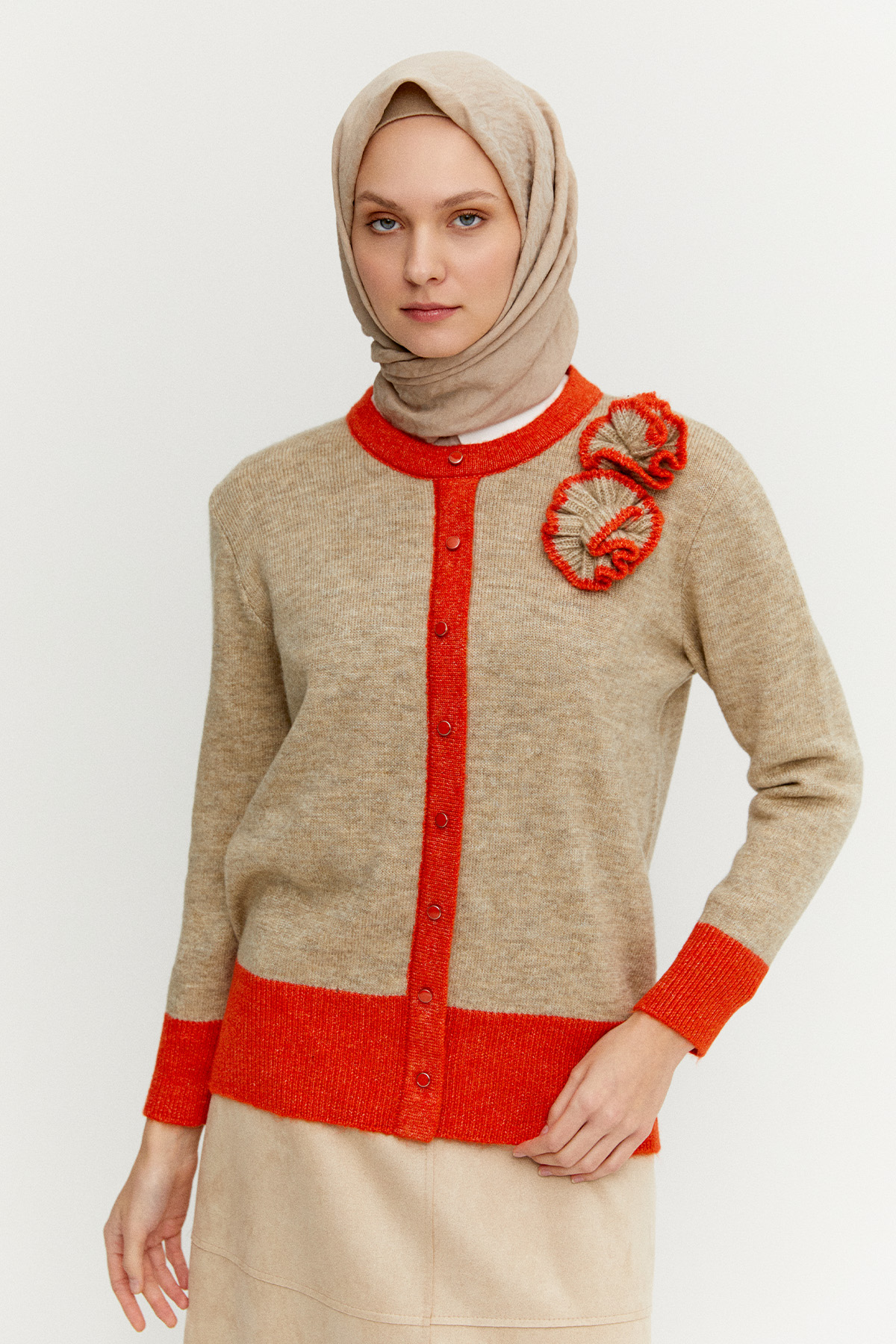 Çiçek Aplikeli Çift Renkli Süs Düğmeli Triko Bluz, Tesettür Giyim