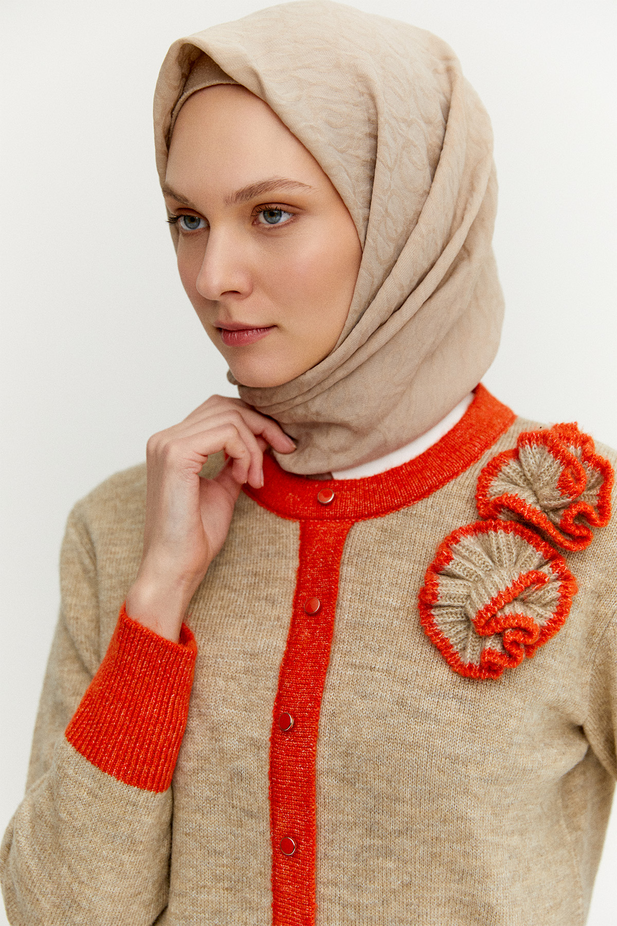 Çiçek Aplikeli Çift Renkli Süs Düğmeli Triko Bluz, Tesettür Giyim