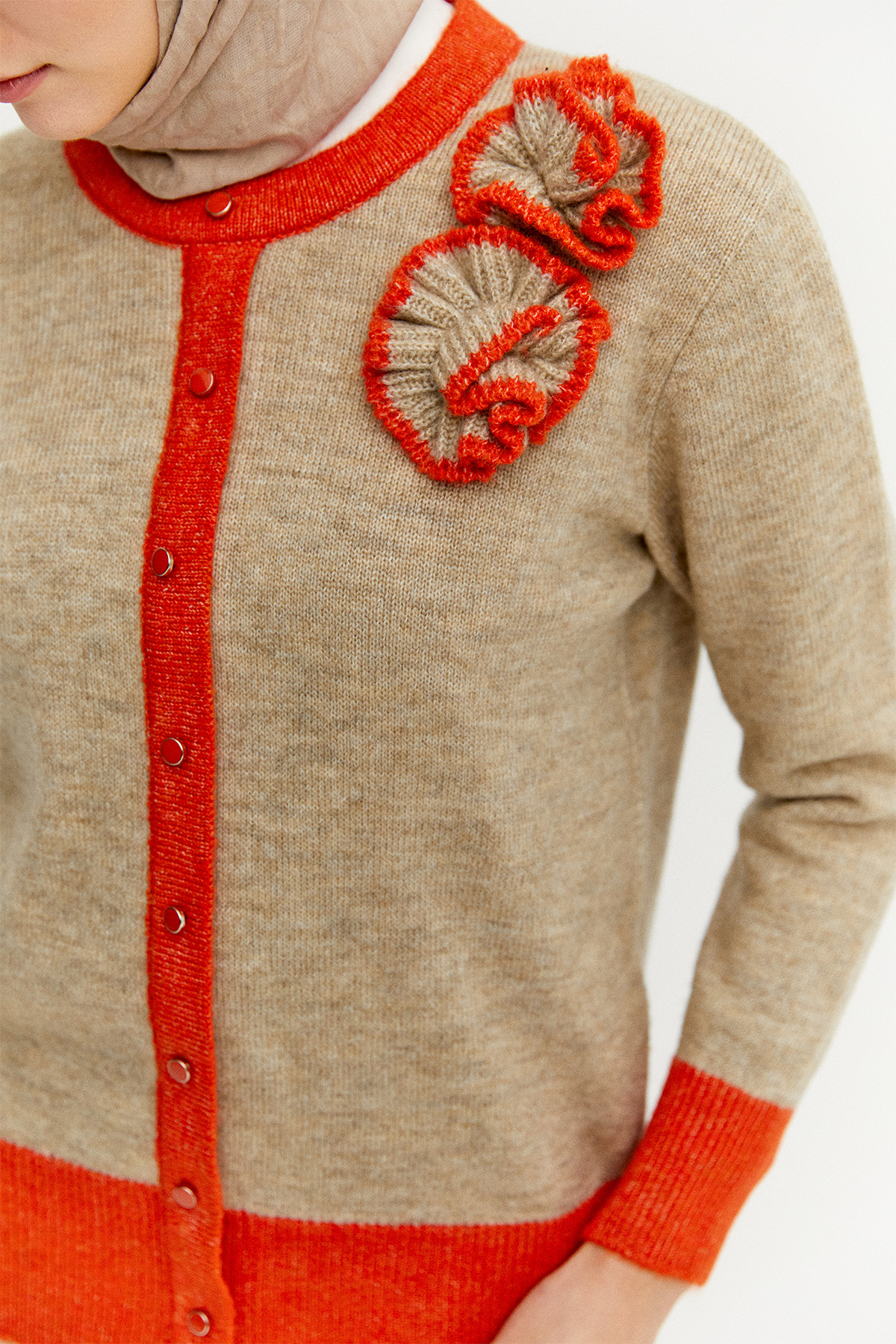 Çiçek Aplikeli Çift Renkli Süs Düğmeli Triko Bluz, Tesettür Giyim