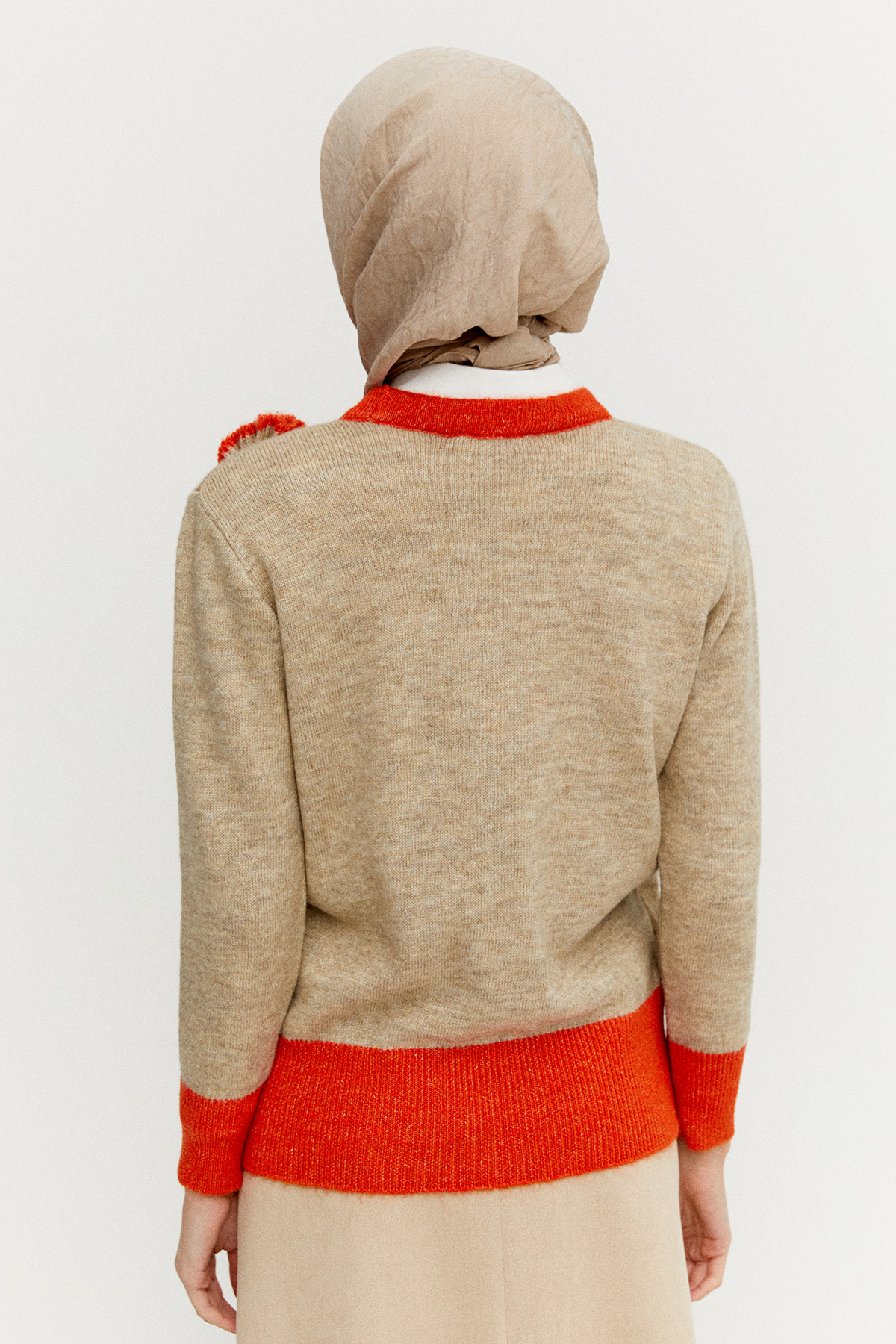 Çiçek Aplikeli Çift Renkli Süs Düğmeli Triko Bluz, Tesettür Giyim