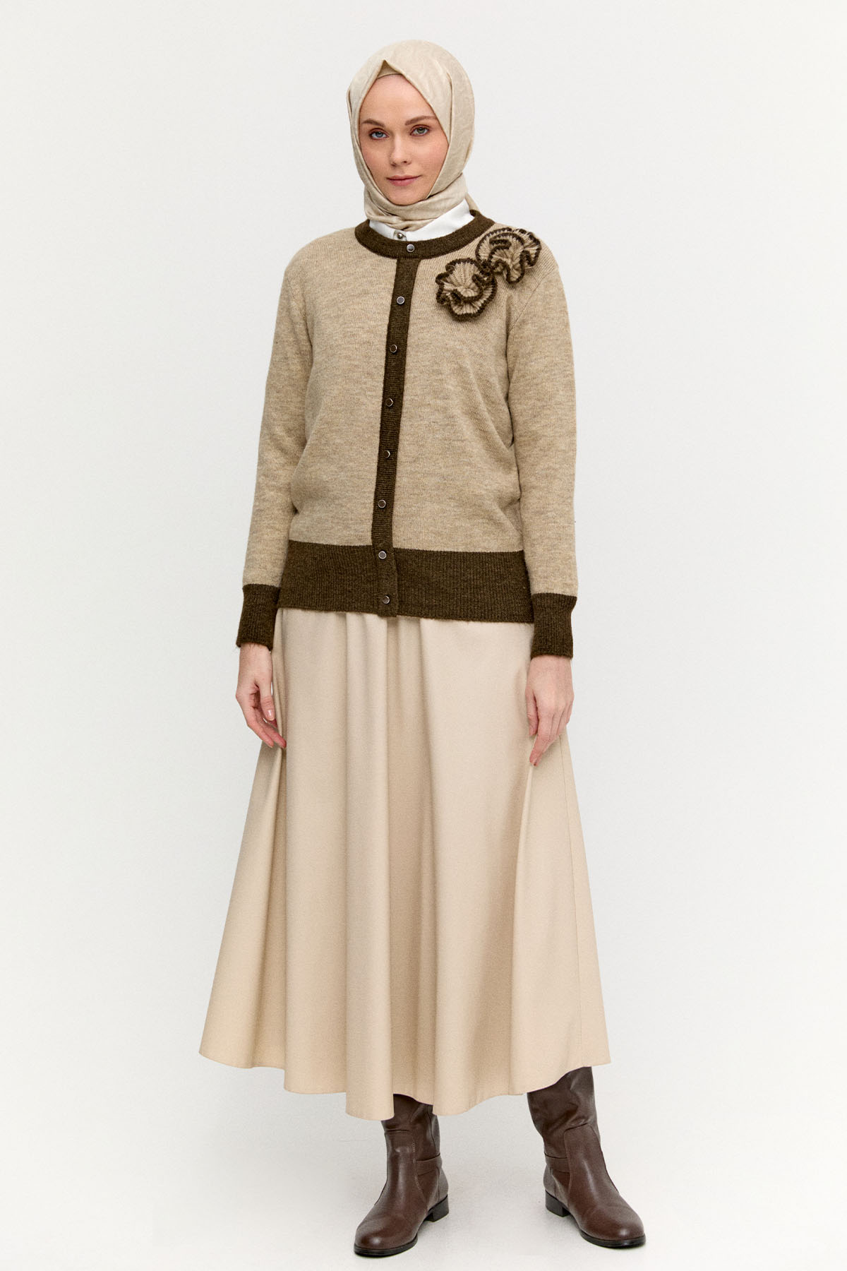 Çiçek Aplikeli Çift Renkli Süs Düğmeli Triko Bluz, Tesettür Giyim