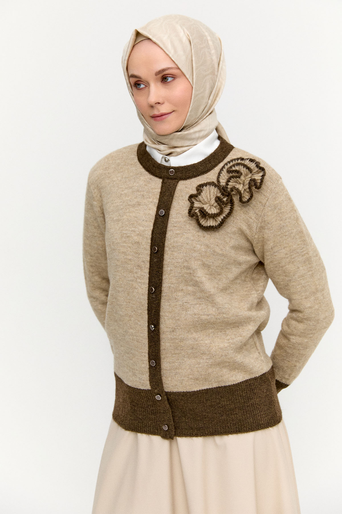 Çiçek Aplikeli Çift Renkli Süs Düğmeli Triko Bluz, Tesettür Giyim