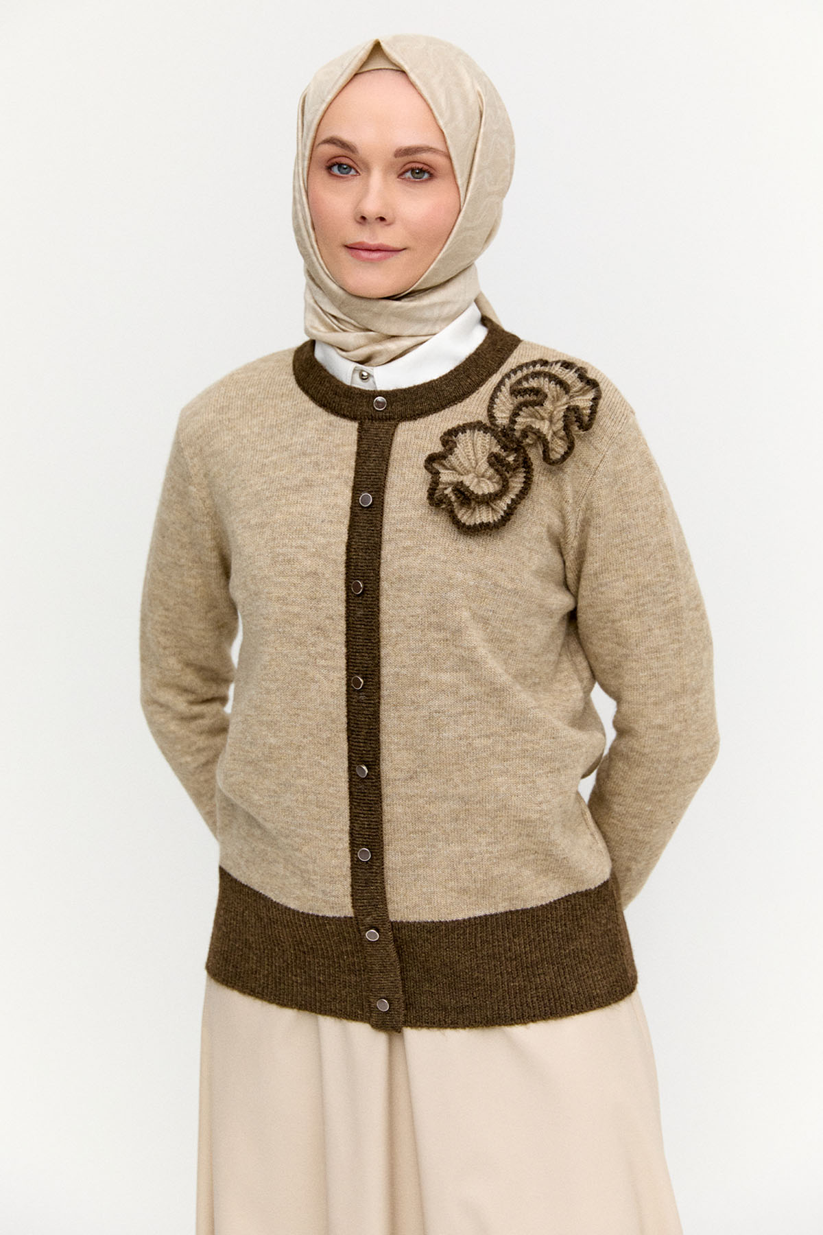 Çiçek Aplikeli Çift Renkli Süs Düğmeli Triko Bluz, Tesettür Giyim