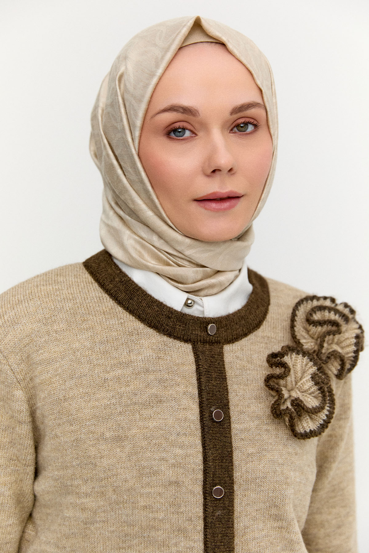 Çiçek Aplikeli Çift Renkli Süs Düğmeli Triko Bluz, Tesettür Giyim