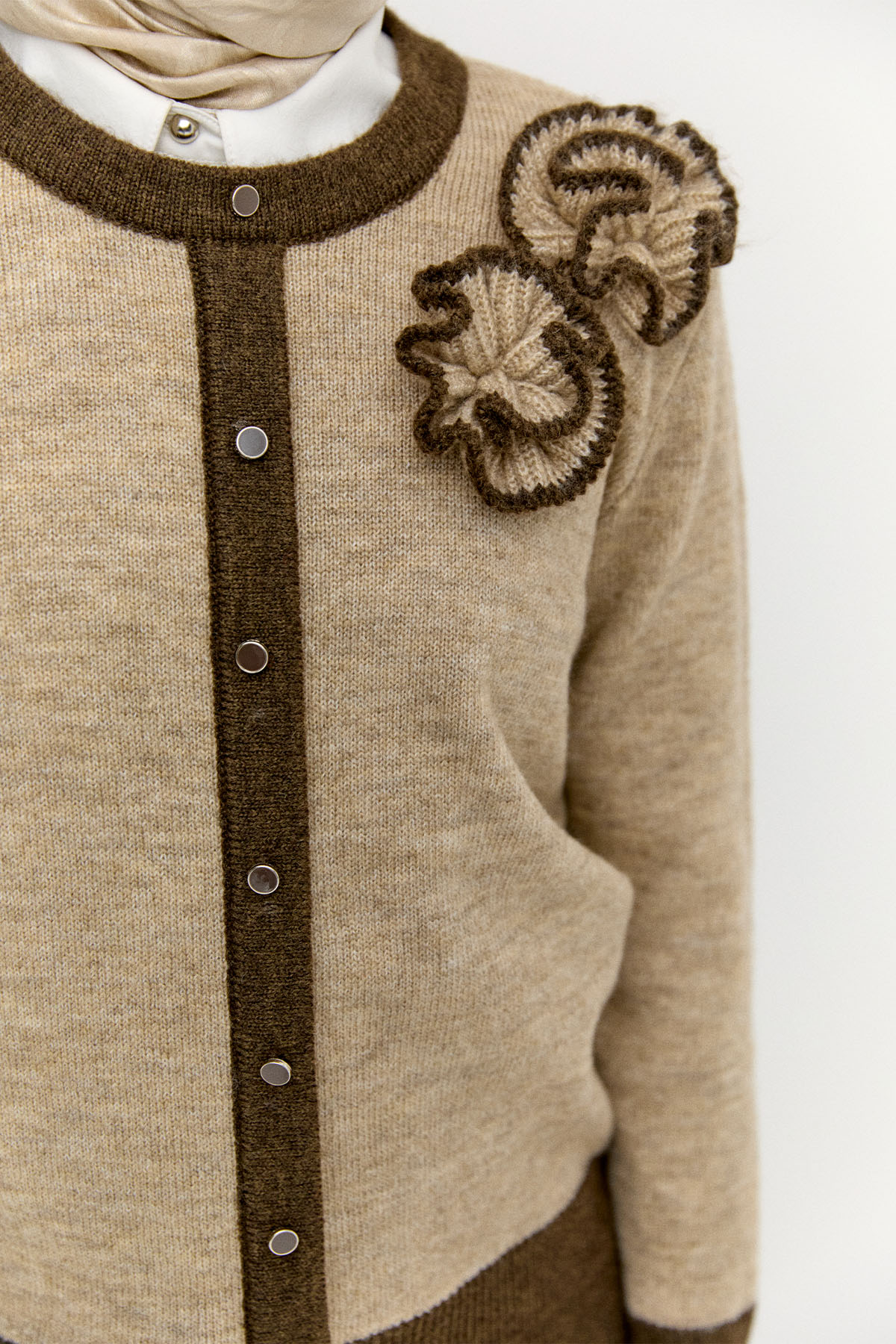 Çiçek Aplikeli Çift Renkli Süs Düğmeli Triko Bluz, Tesettür Giyim