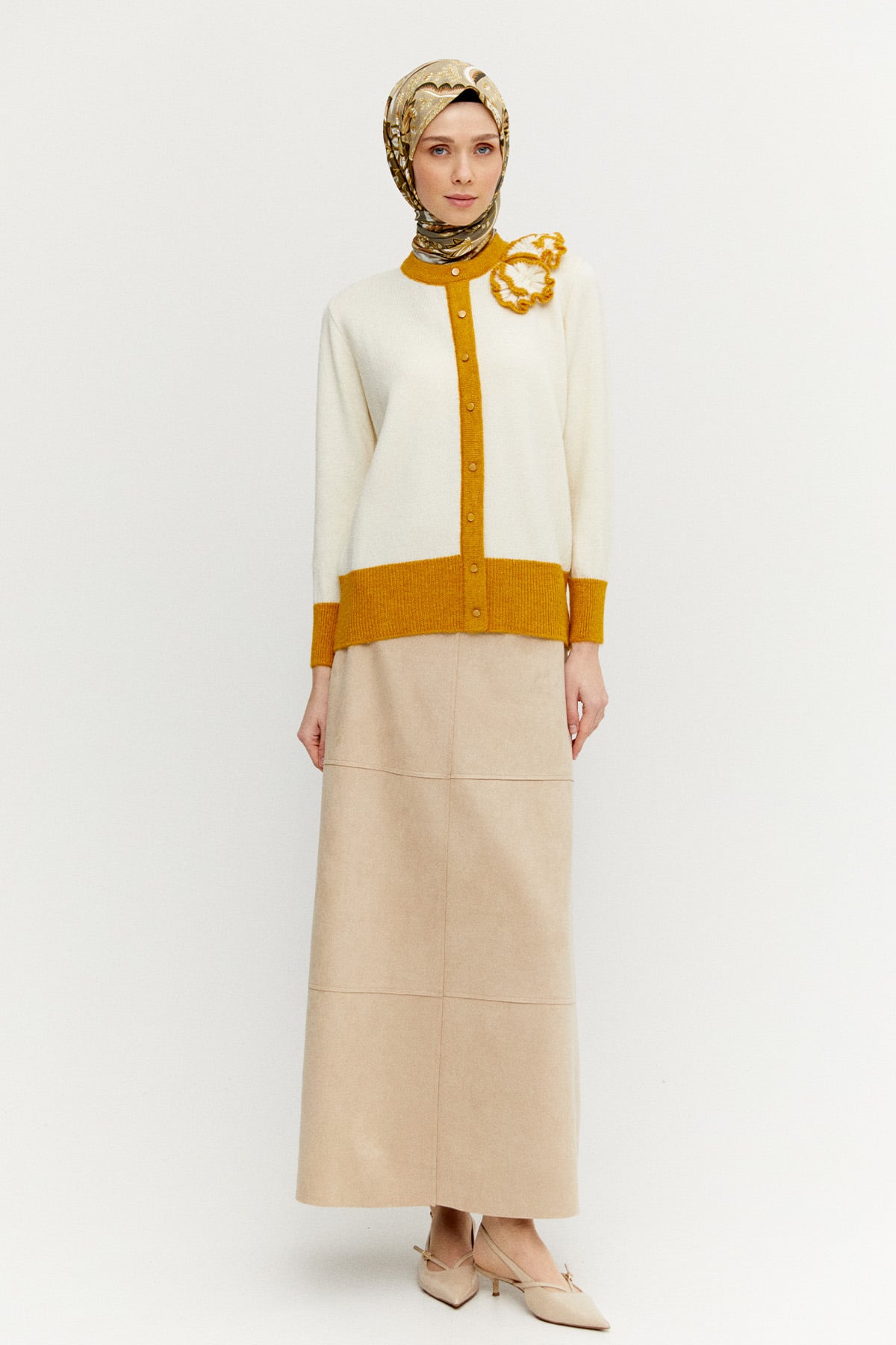 Çiçek Aplikeli Çift Renkli Süs Düğmeli Triko Bluz, Tesettür Giyim