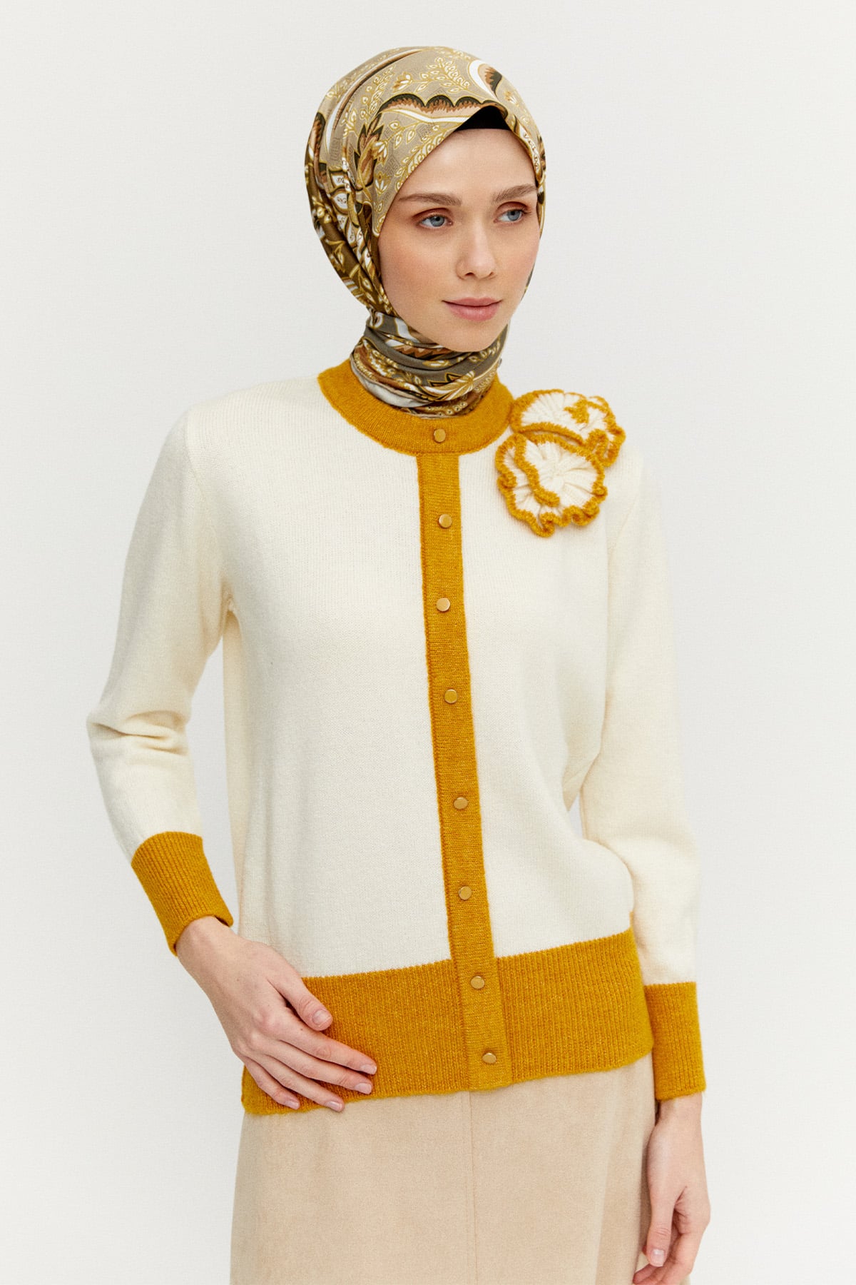 Çiçek Aplikeli Çift Renkli Süs Düğmeli Triko Bluz, Tesettür Giyim