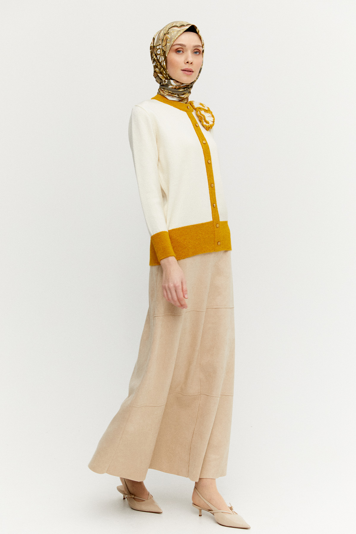 Çiçek Aplikeli Çift Renkli Süs Düğmeli Triko Bluz, Tesettür Giyim