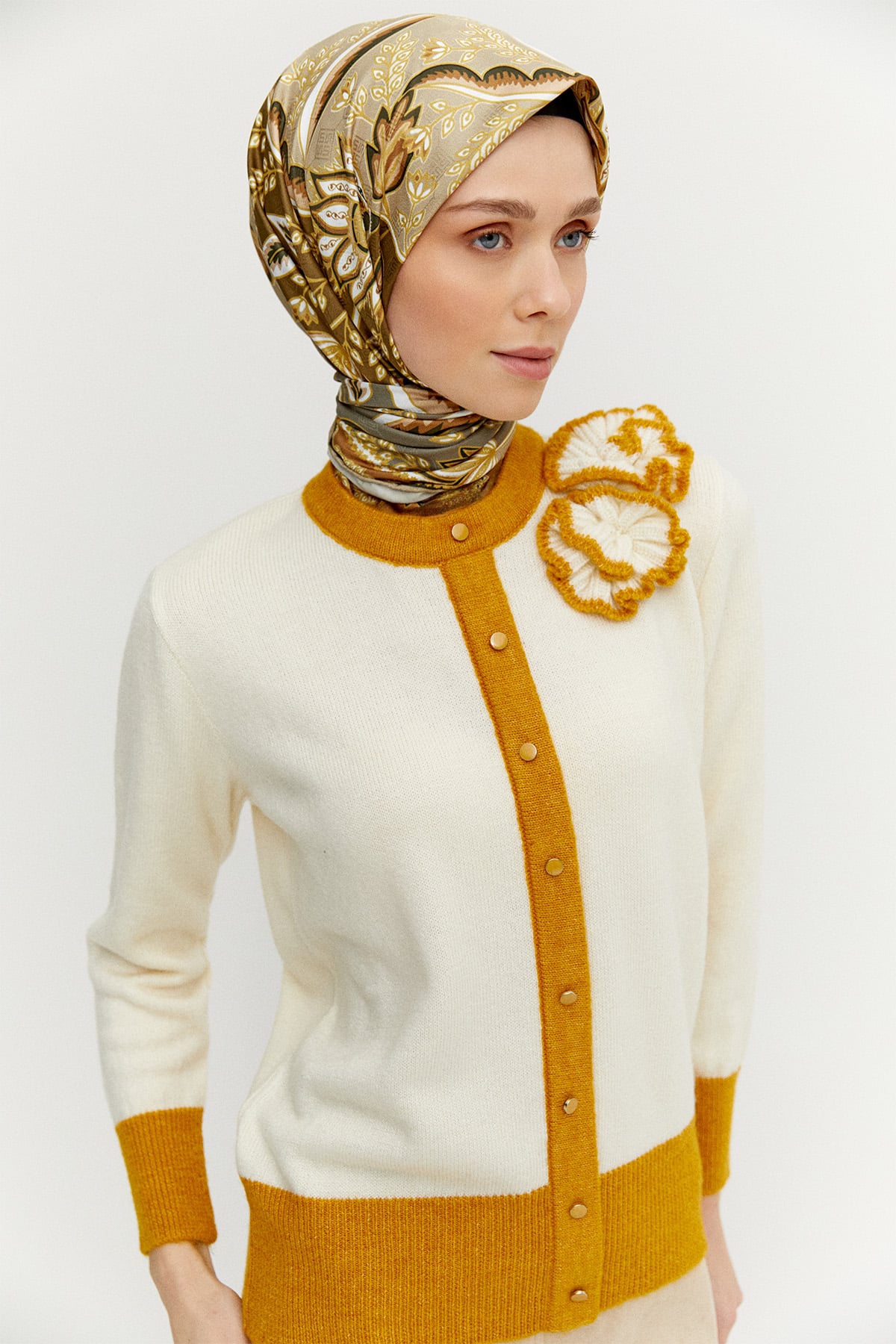 Çiçek Aplikeli Çift Renkli Süs Düğmeli Triko Bluz, Tesettür Giyim