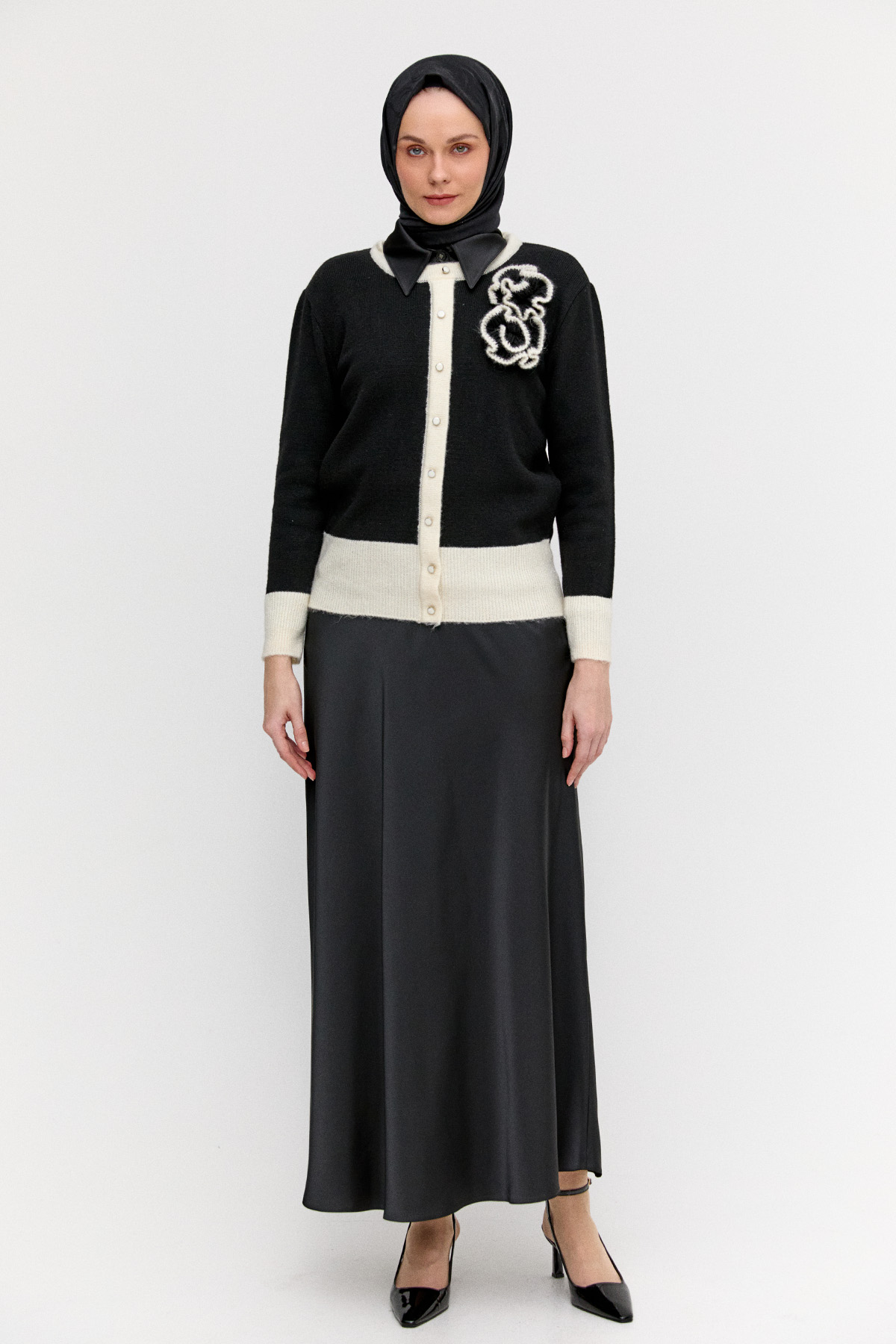 Çiçek Aplikeli Çift Renkli Süs Düğmeli Triko Bluz, Tesettür Giyim