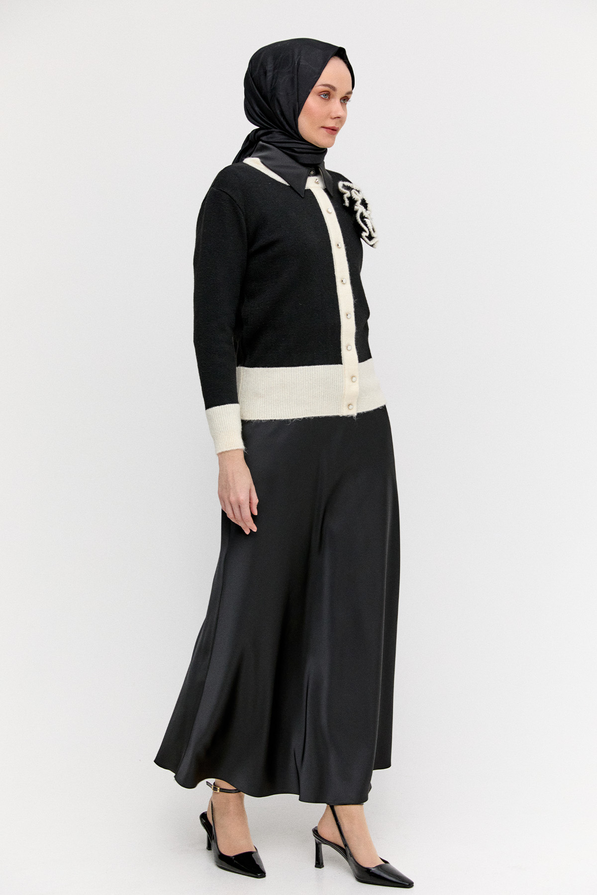 Çiçek Aplikeli Çift Renkli Süs Düğmeli Triko Bluz, Tesettür Giyim