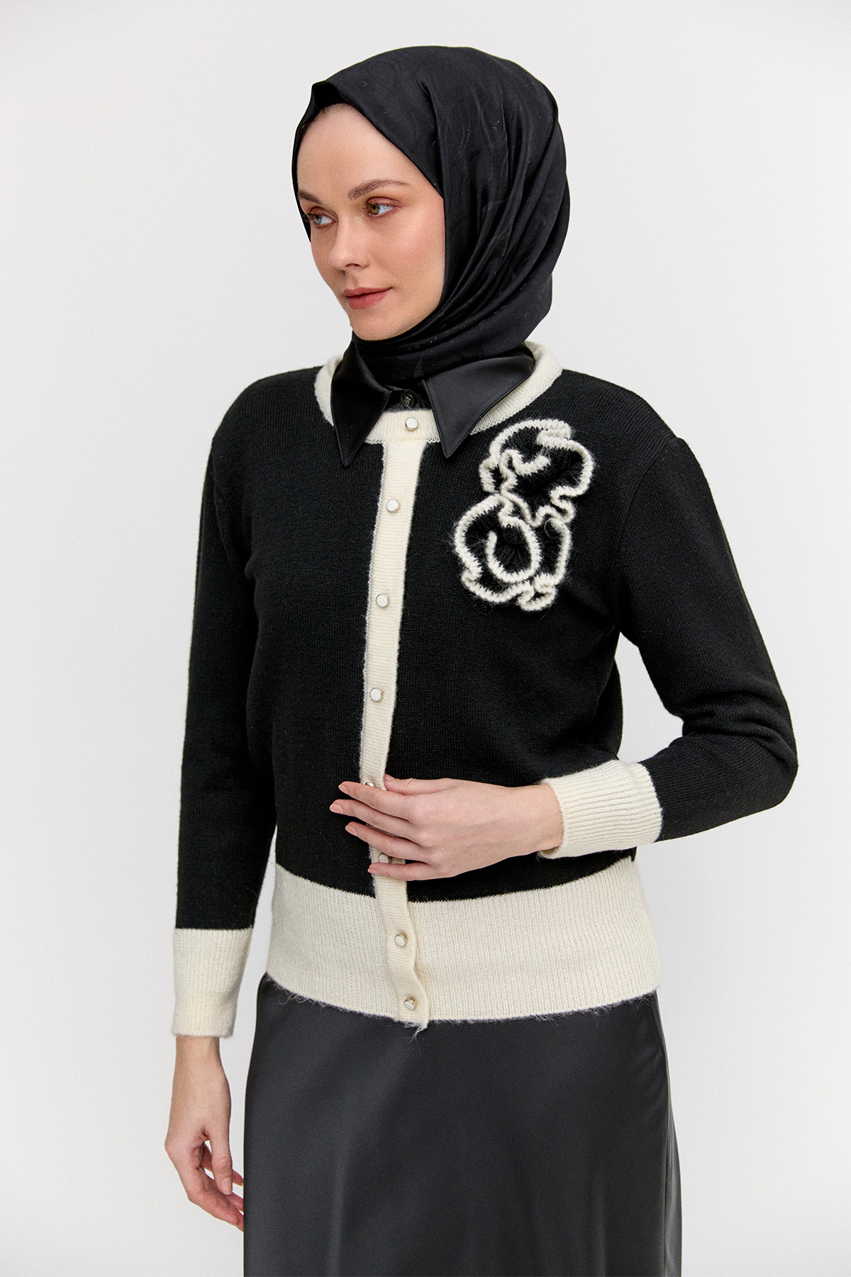 Çiçek Aplikeli Çift Renkli Süs Düğmeli Triko Bluz, Tesettür Giyim