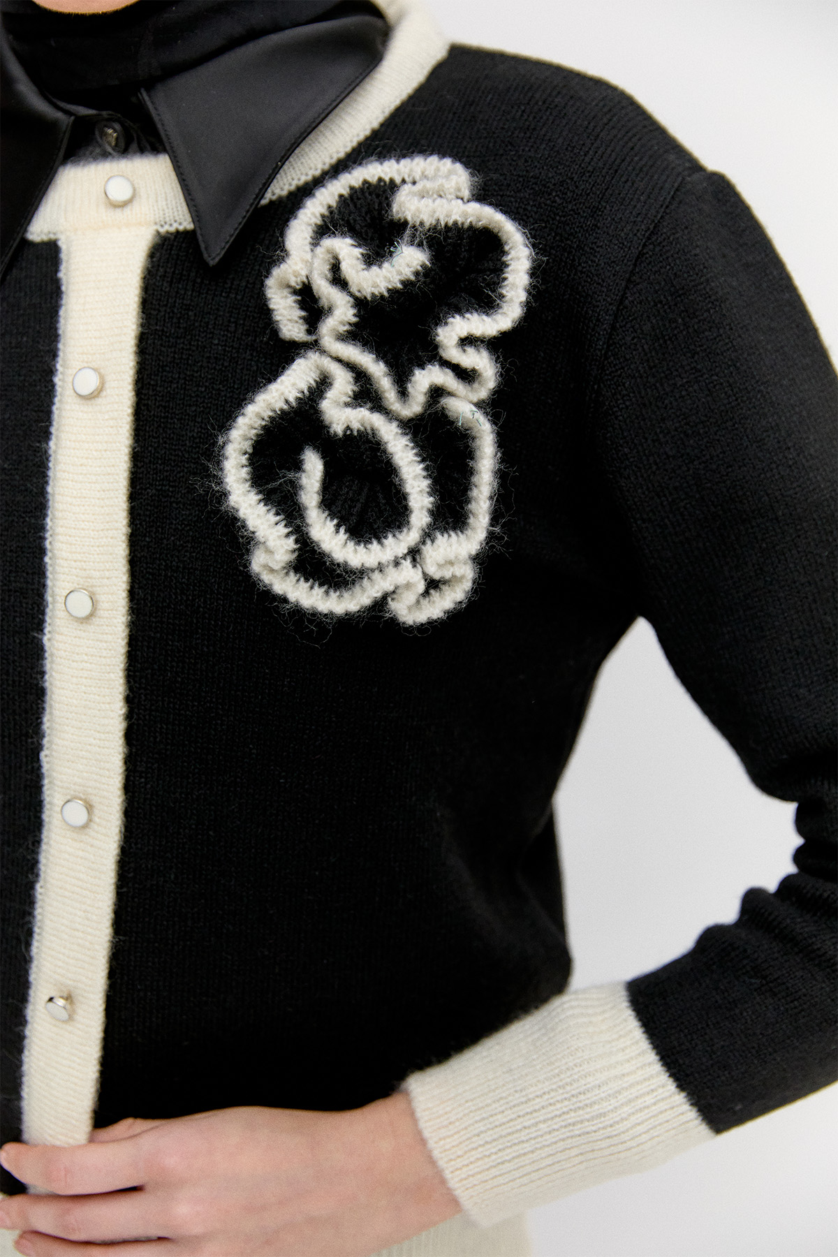 Çiçek Aplikeli Çift Renkli Süs Düğmeli Triko Bluz, Tesettür Giyim