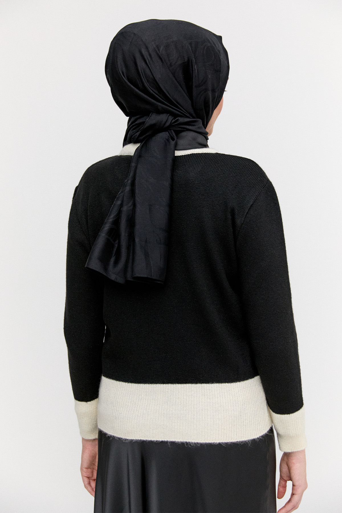 Çiçek Aplikeli Çift Renkli Süs Düğmeli Triko Bluz, Tesettür Giyim