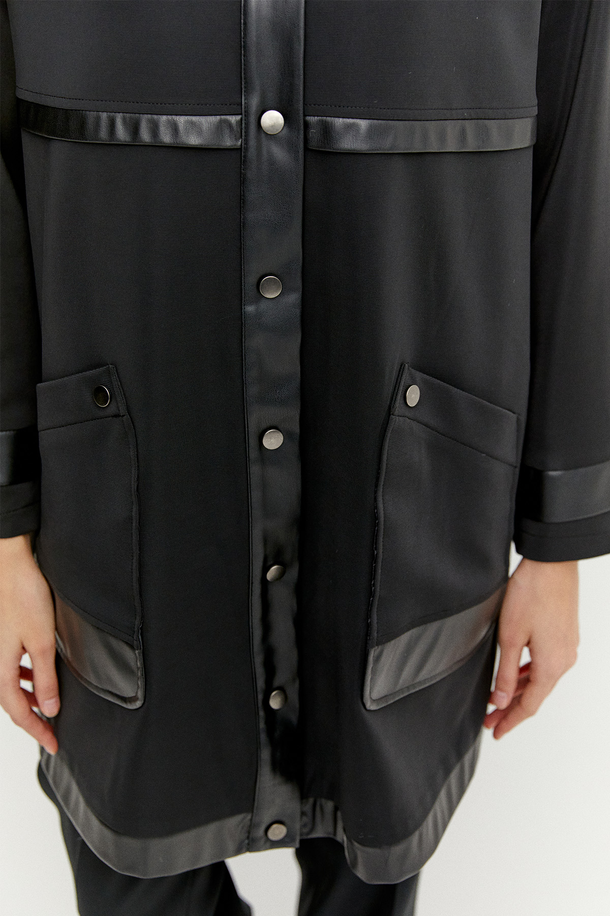 Deri Detaylı Çift Cepli Kap