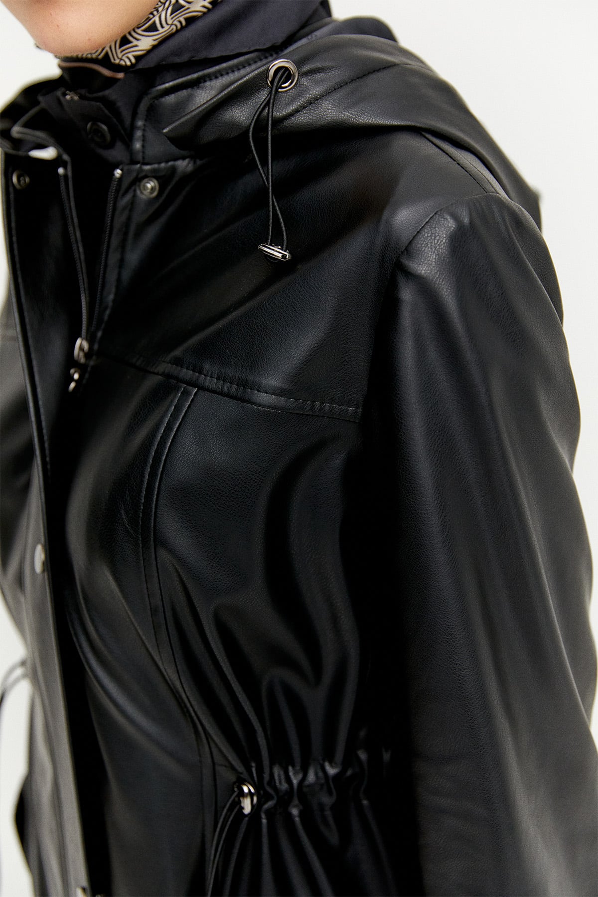 Çıkarılabilir Kapüşonlu Suni Deri Kap, Tesettür Giyim