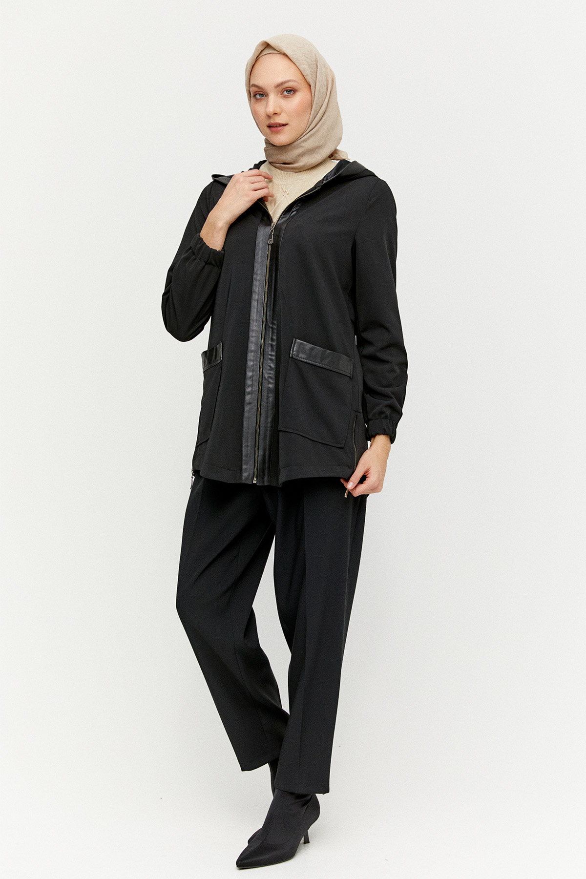 Kapüşonlu Fermuarlı Kısa Kap