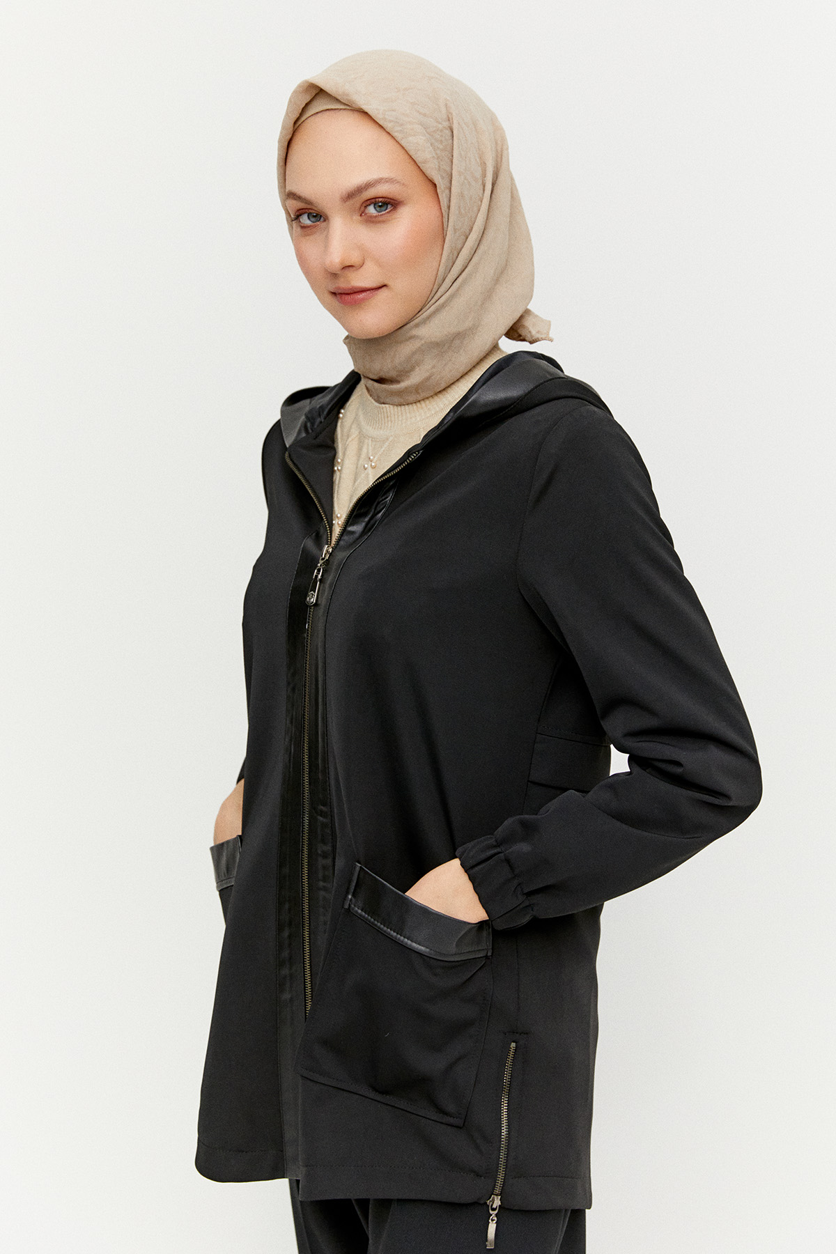 Kapüşonlu Fermuarlı Kısa Kap