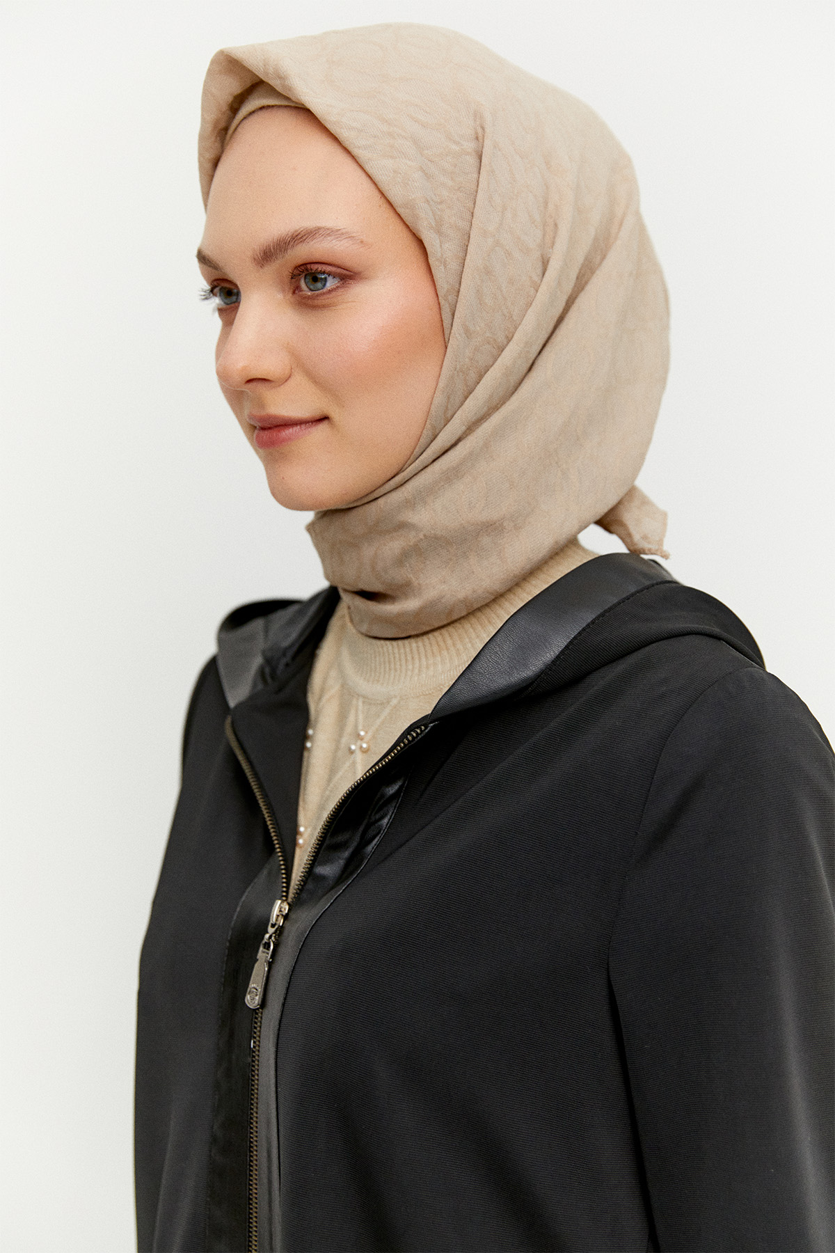 Kapüşonlu Fermuarlı Kısa Kap