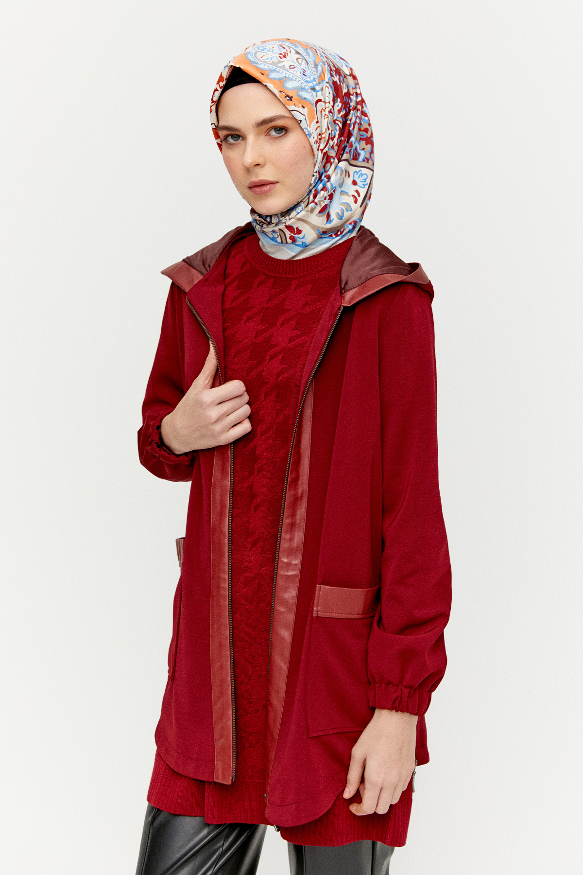 Kapüşonlu Fermuarlı Kısa Kap