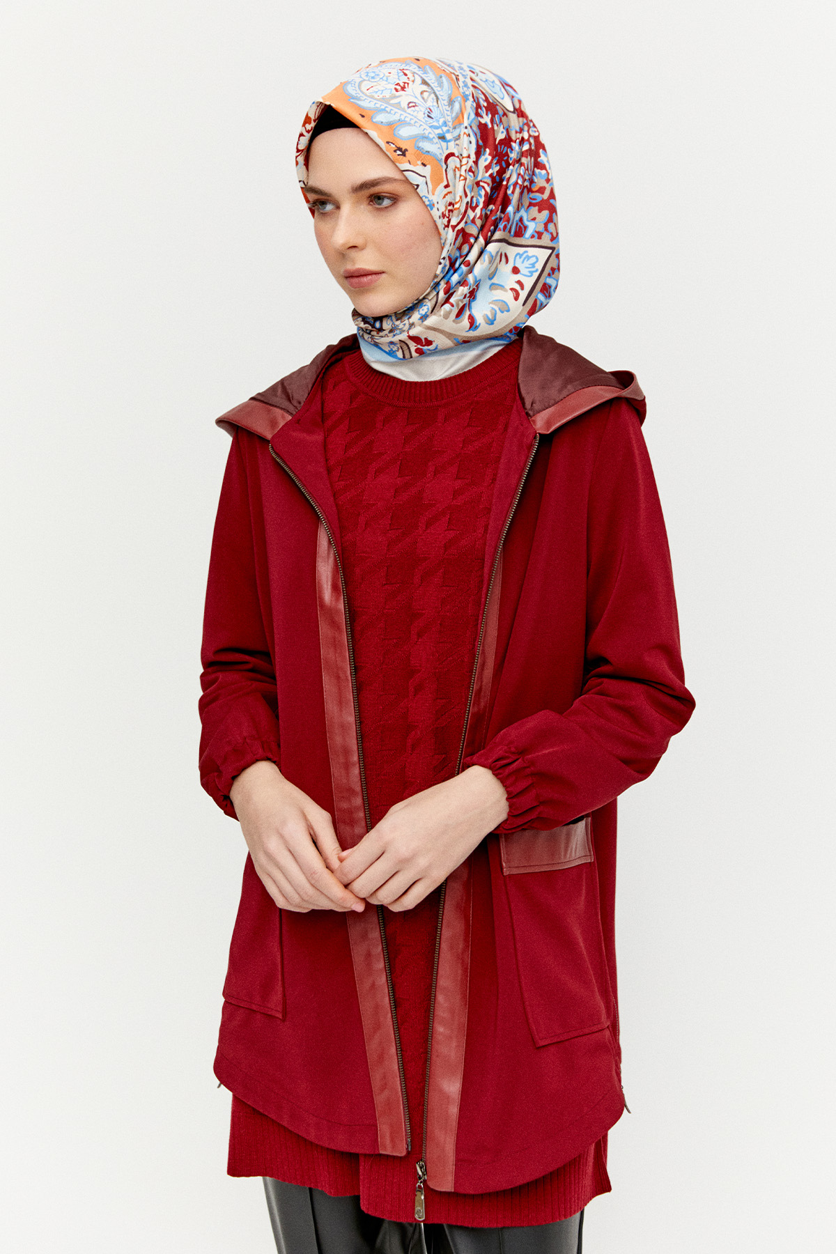 Kapüşonlu Fermuarlı Kısa Kap