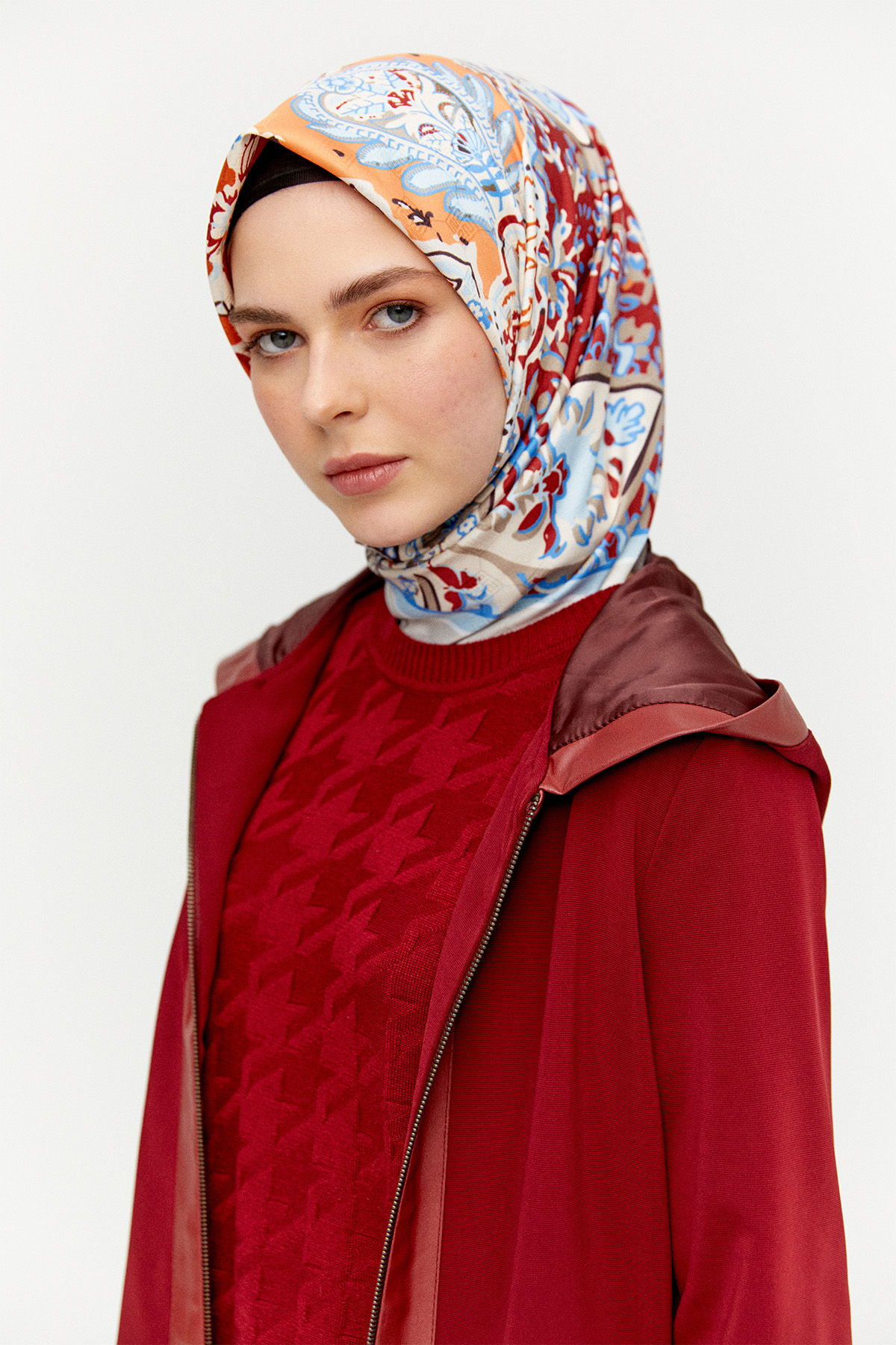 Kapüşonlu Fermuarlı Kısa Kap