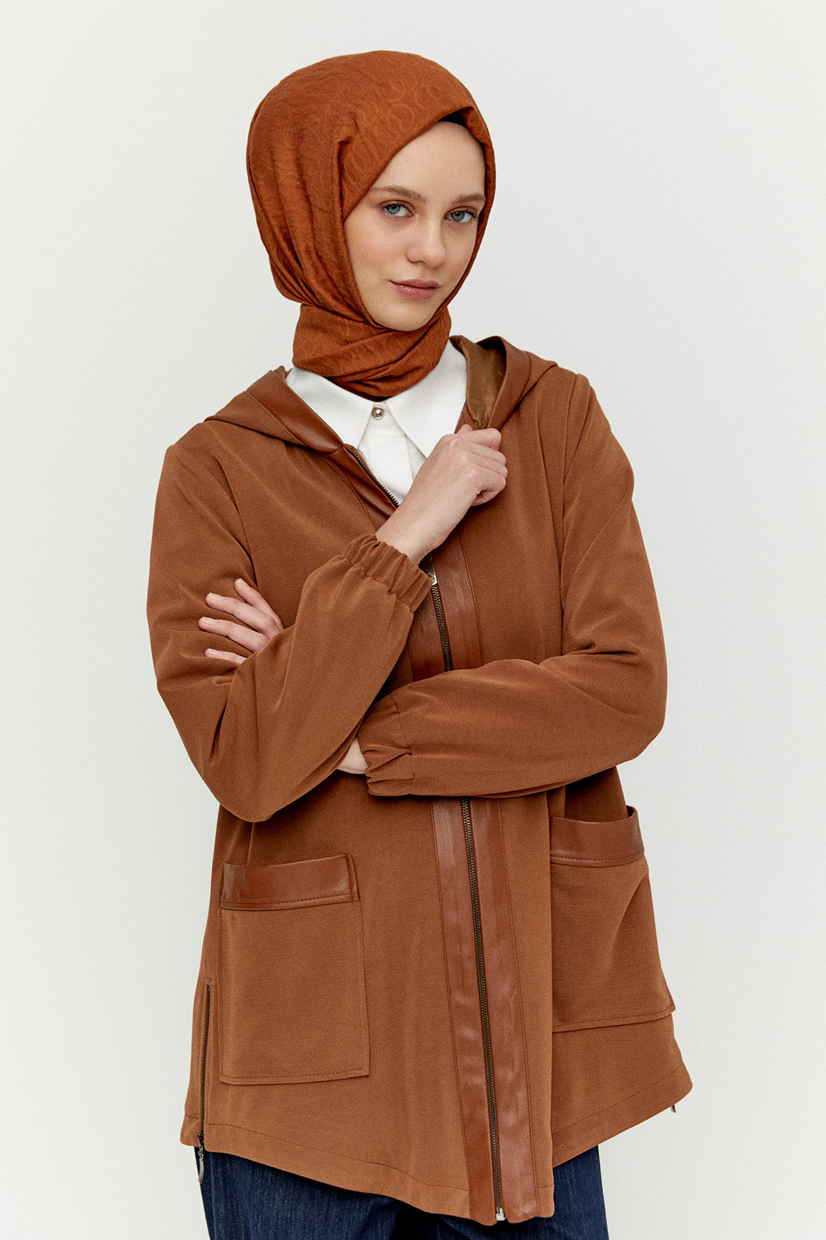 Kapüşonlu Fermuarlı Kısa Kap