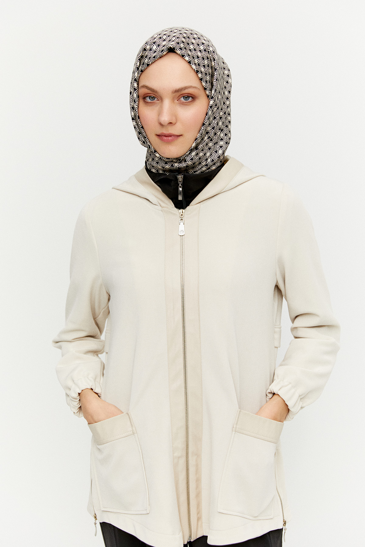 Kapüşonlu Fermuarlı Kısa Kap