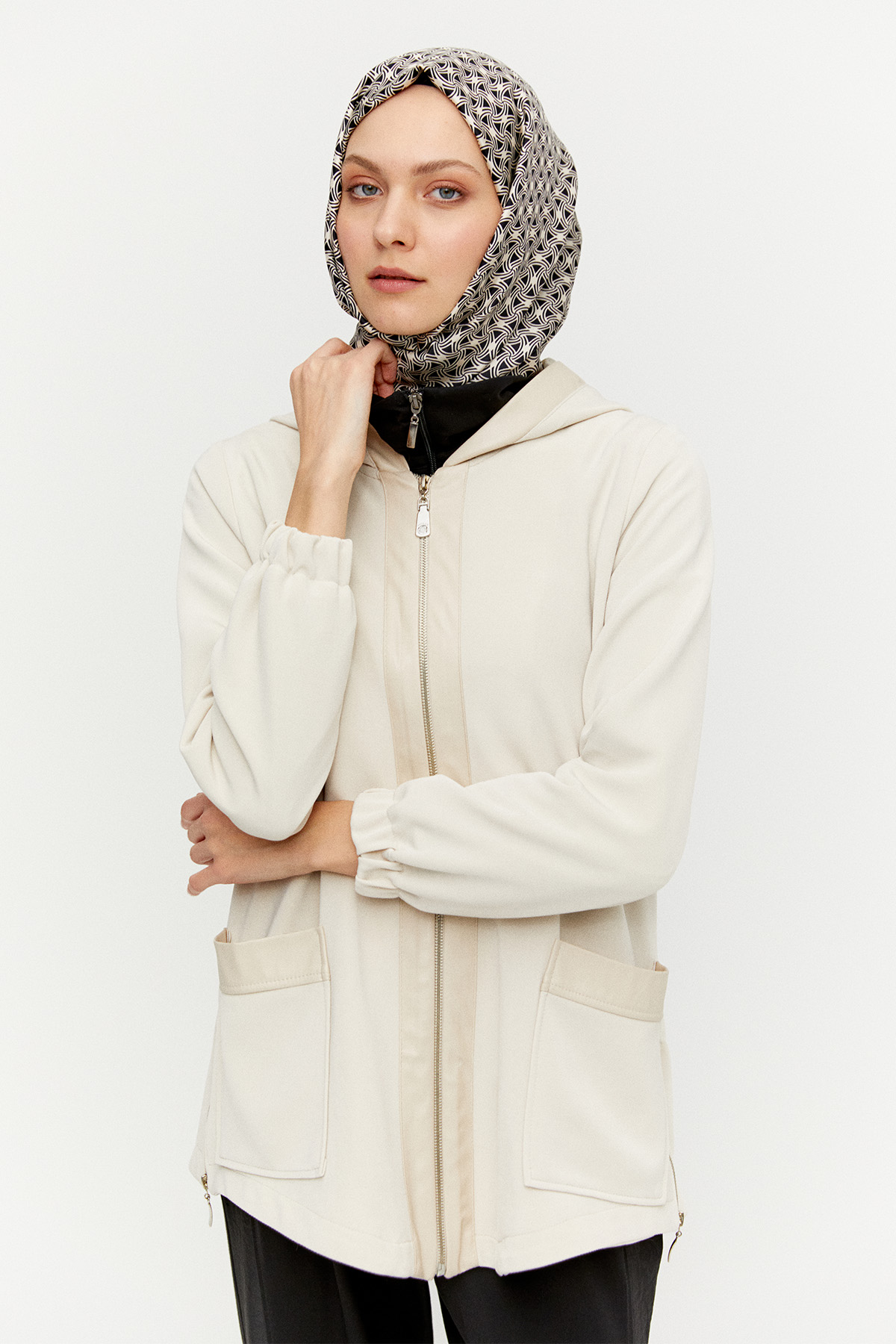 Kapüşonlu Fermuarlı Kısa Kap