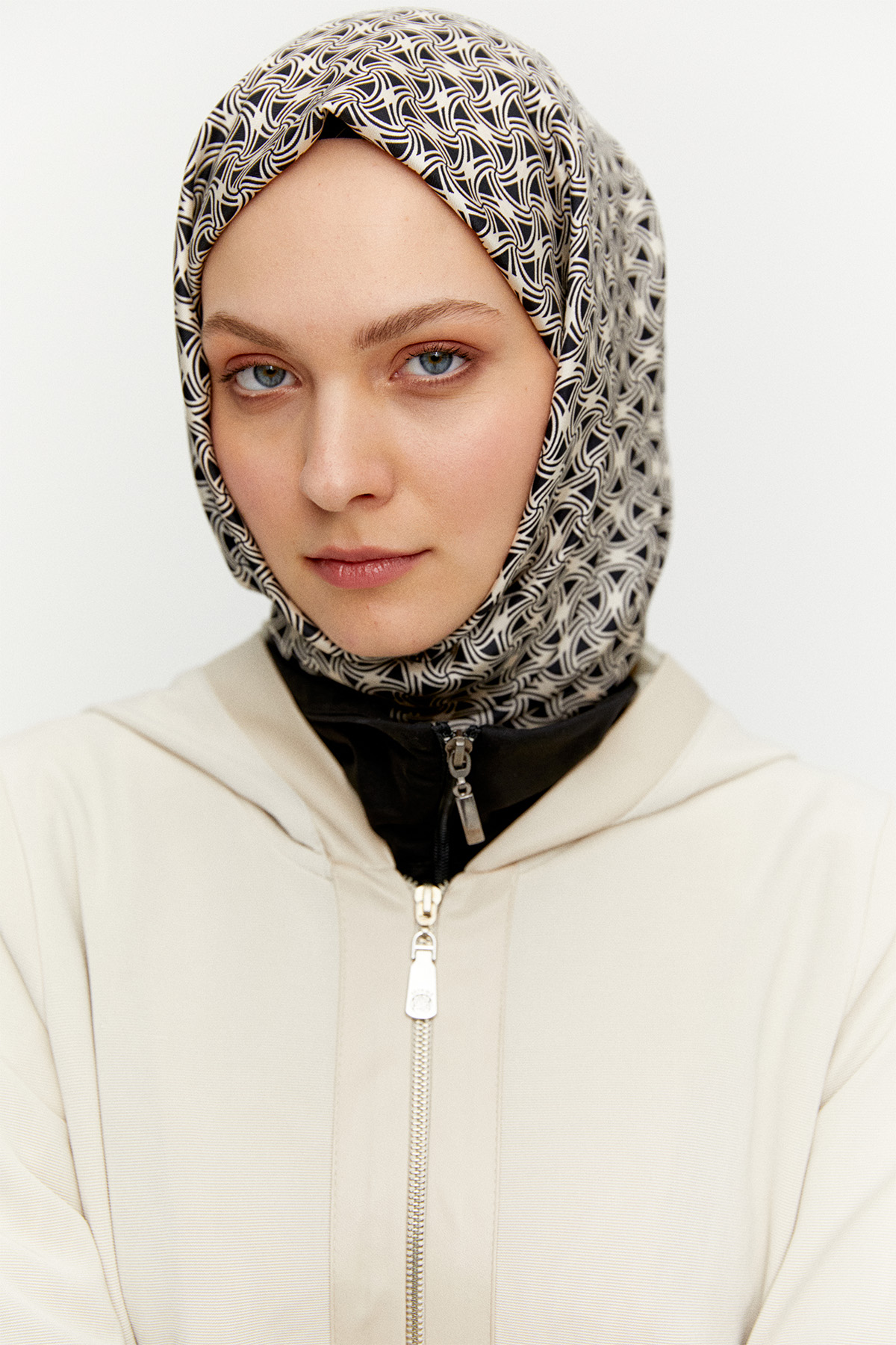 Kapüşonlu Fermuarlı Kısa Kap