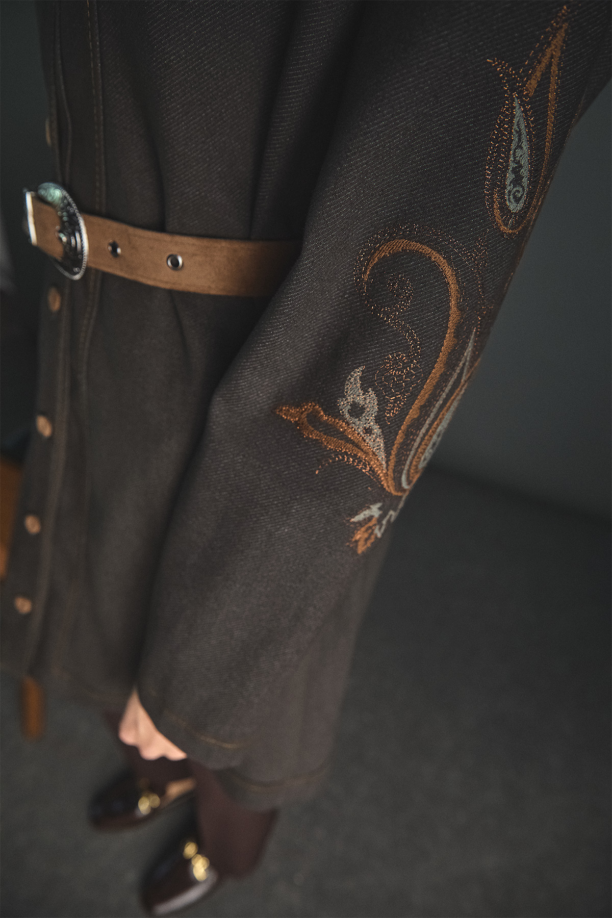 Nakışlı Süet Kemerli Kap